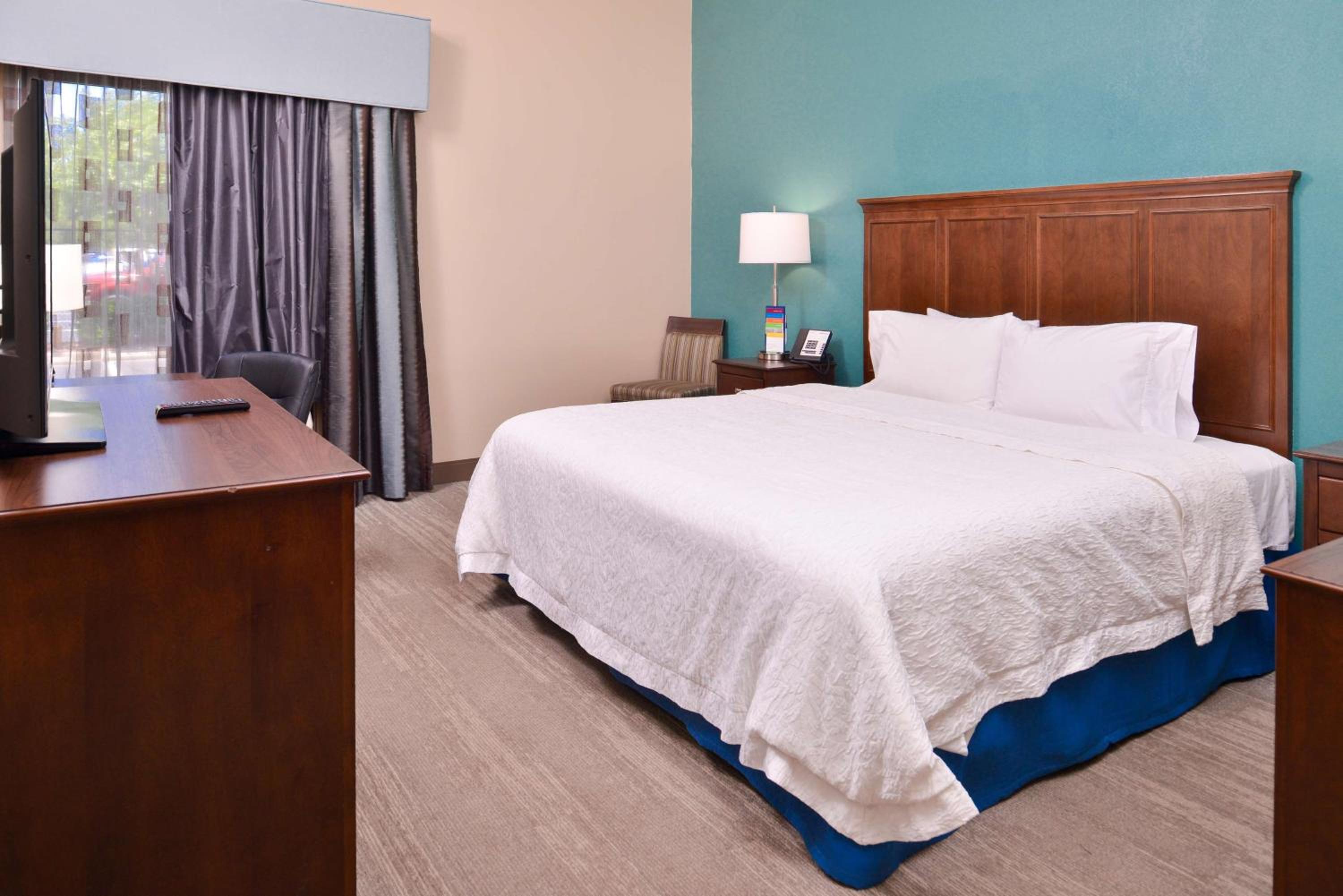 King Room With Accessible Tub - Mobility And Hearing Access/Non-Smoking photo 2