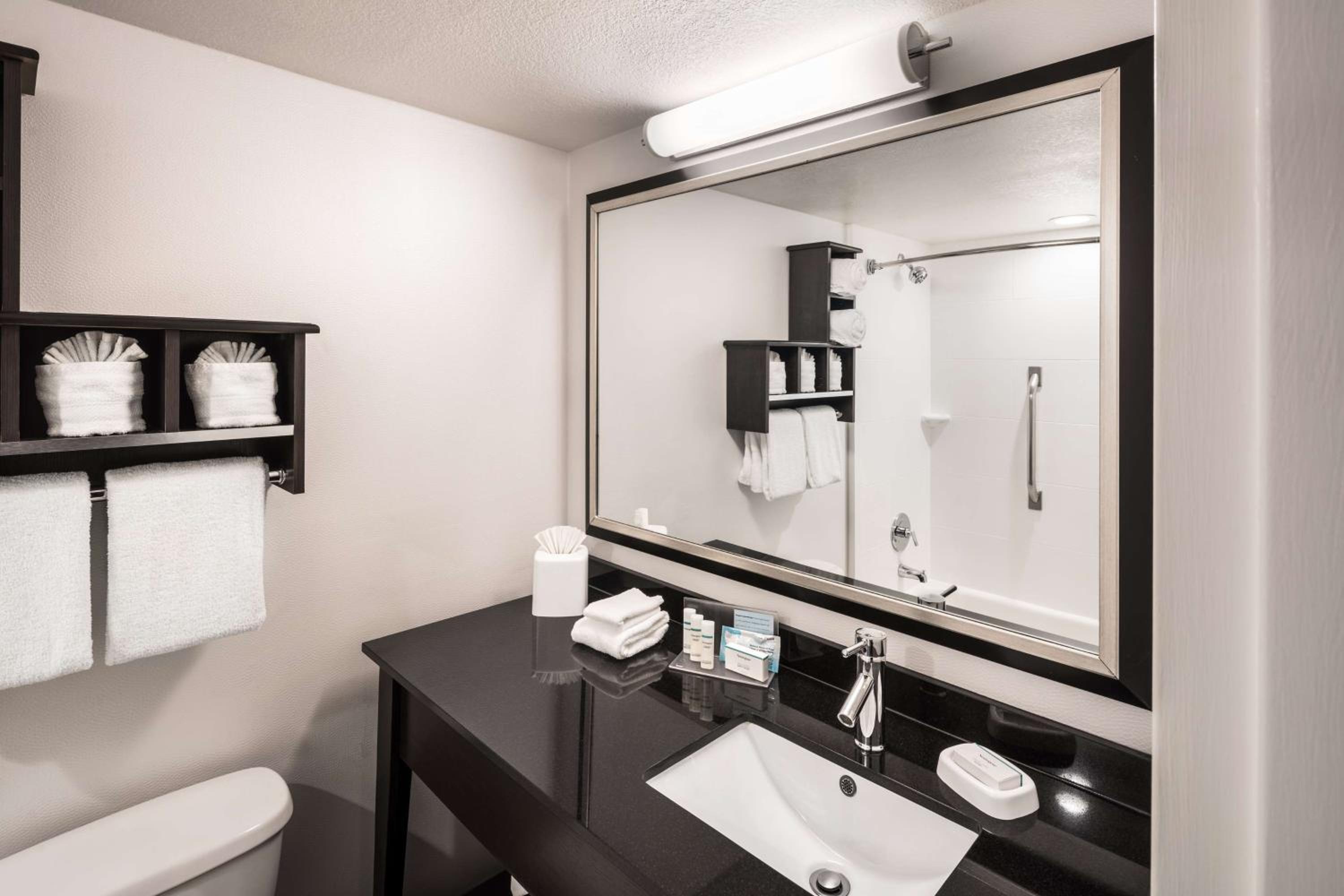 King Room - Mobility Access/Non-Smoking - Photo 8