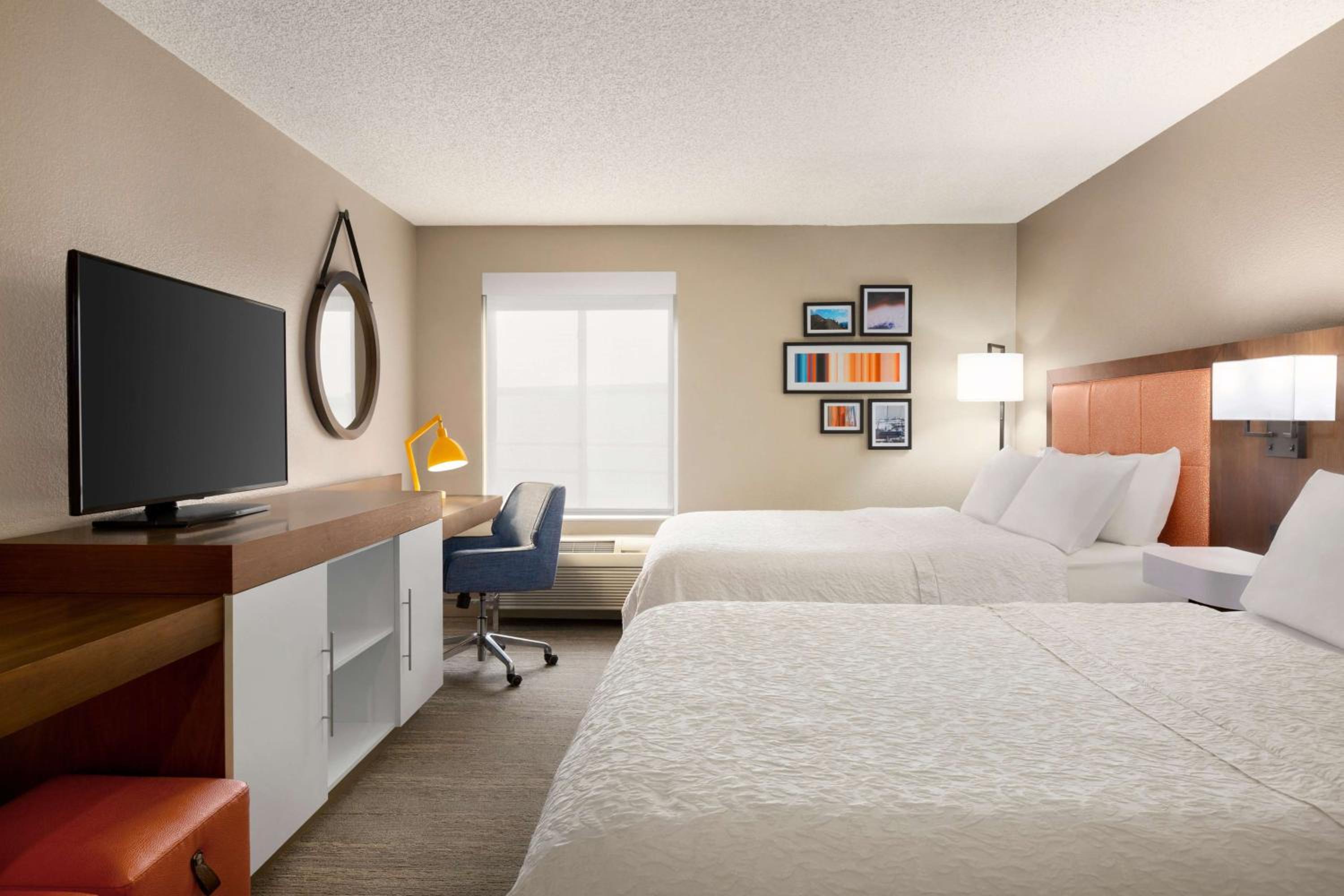 Room with Two Queen Beds - Non-Smoking - Photo 8