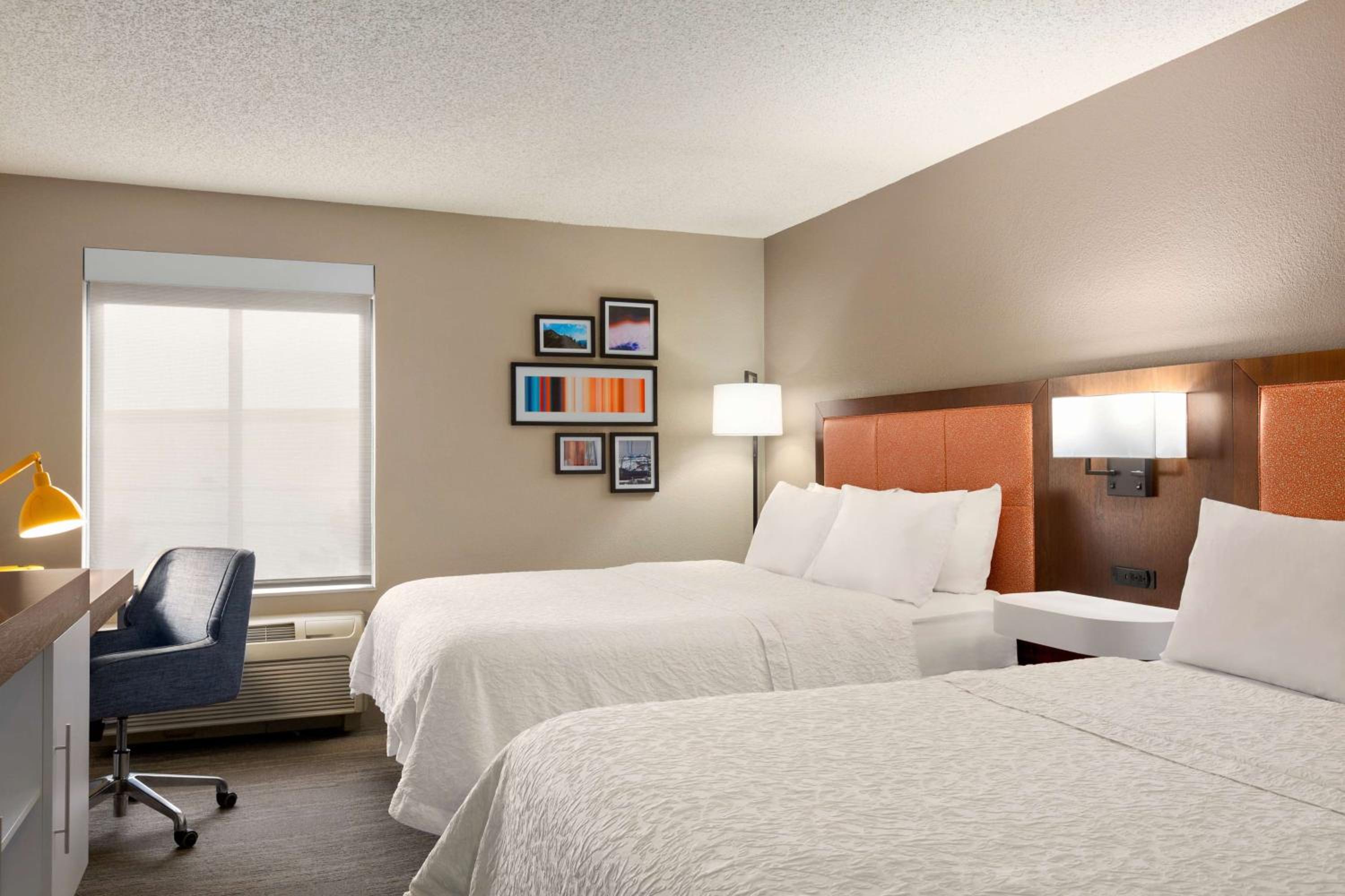 Room with Two Queen Beds - Non-Smoking - Photo 2