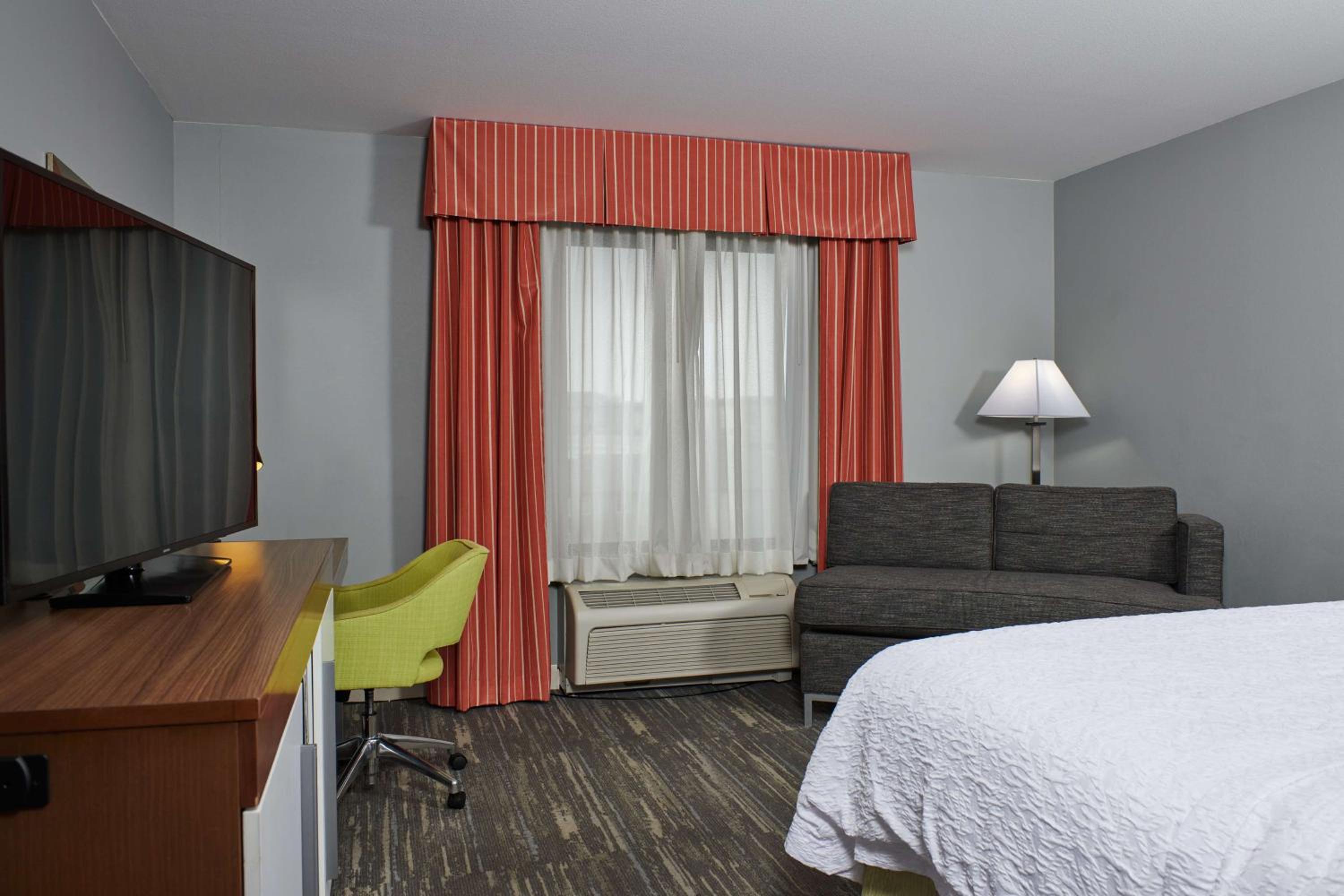 Deluxe King Room - Non-Smoking - Photo 9