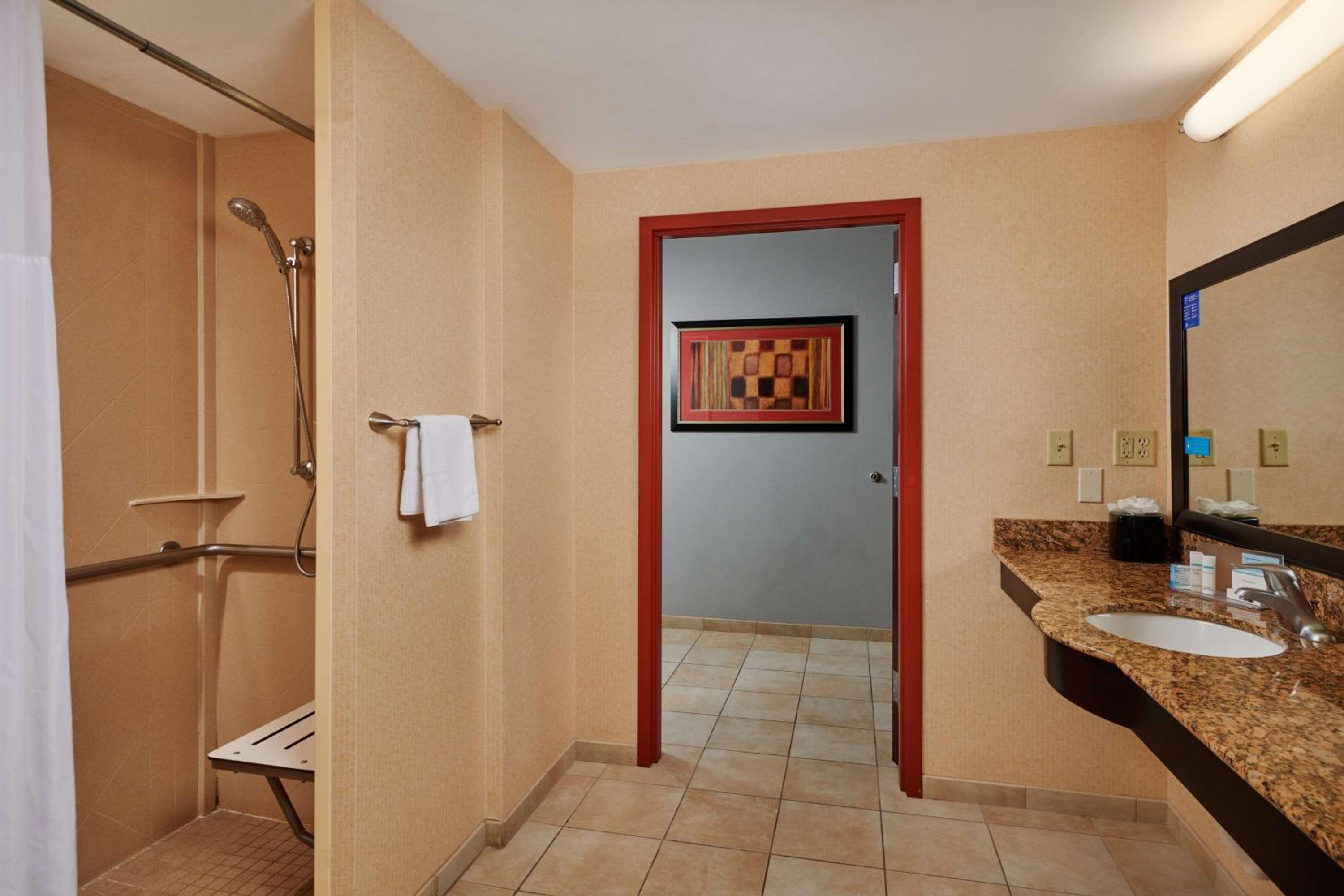 Queen Room with Two Queen Beds - Mobility Access/Non-Smoking - Photo 3