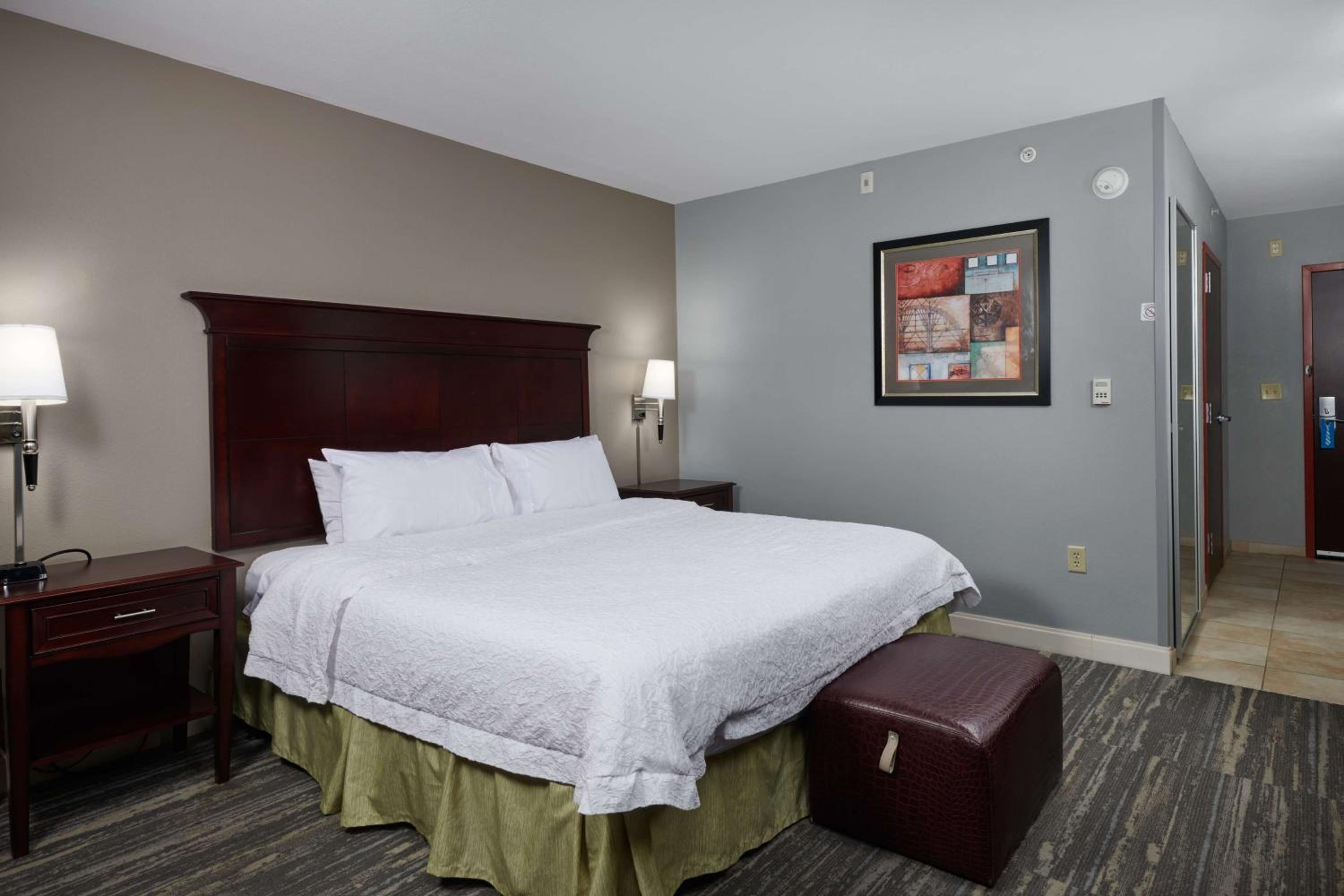 King Room with King Bed - Non-Smoking - Photo 7