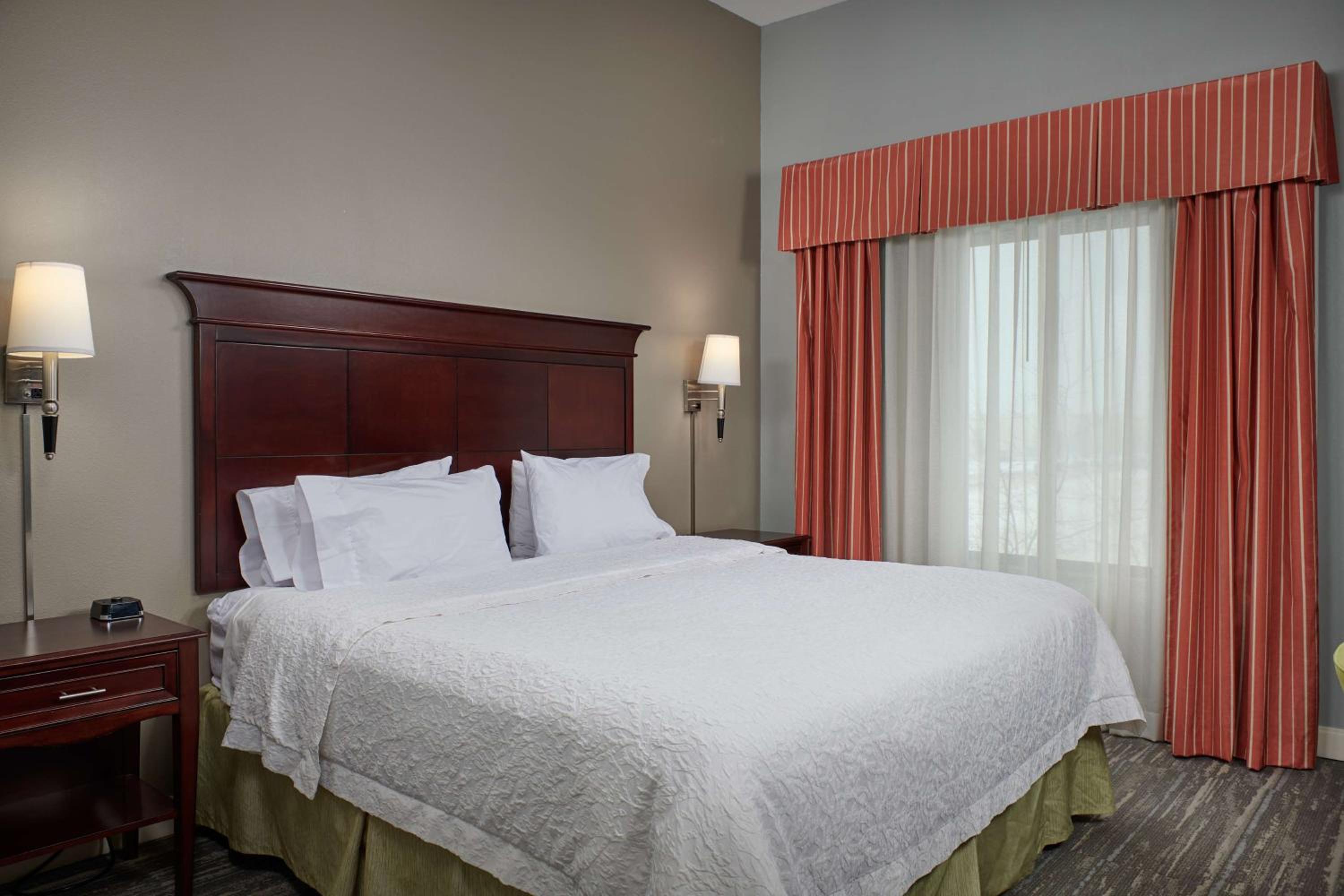 King Room with King Bed - Non-Smoking - Photo 8