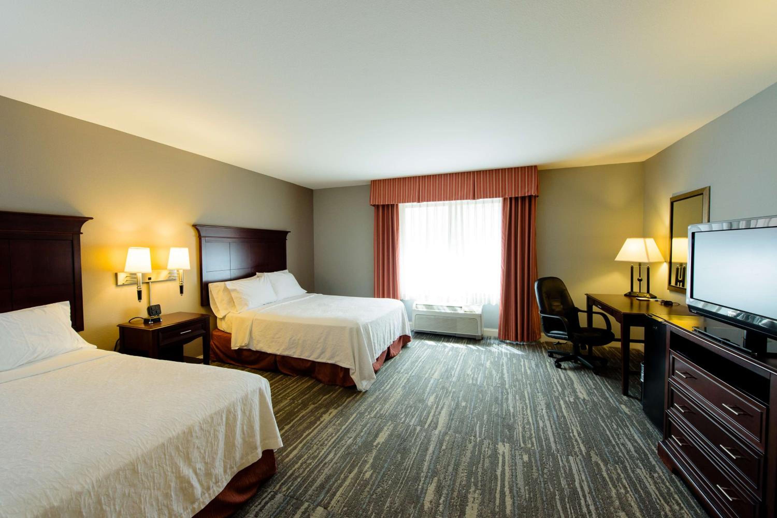 Room with Two Queen Beds - Non-Smoking - Photo 8