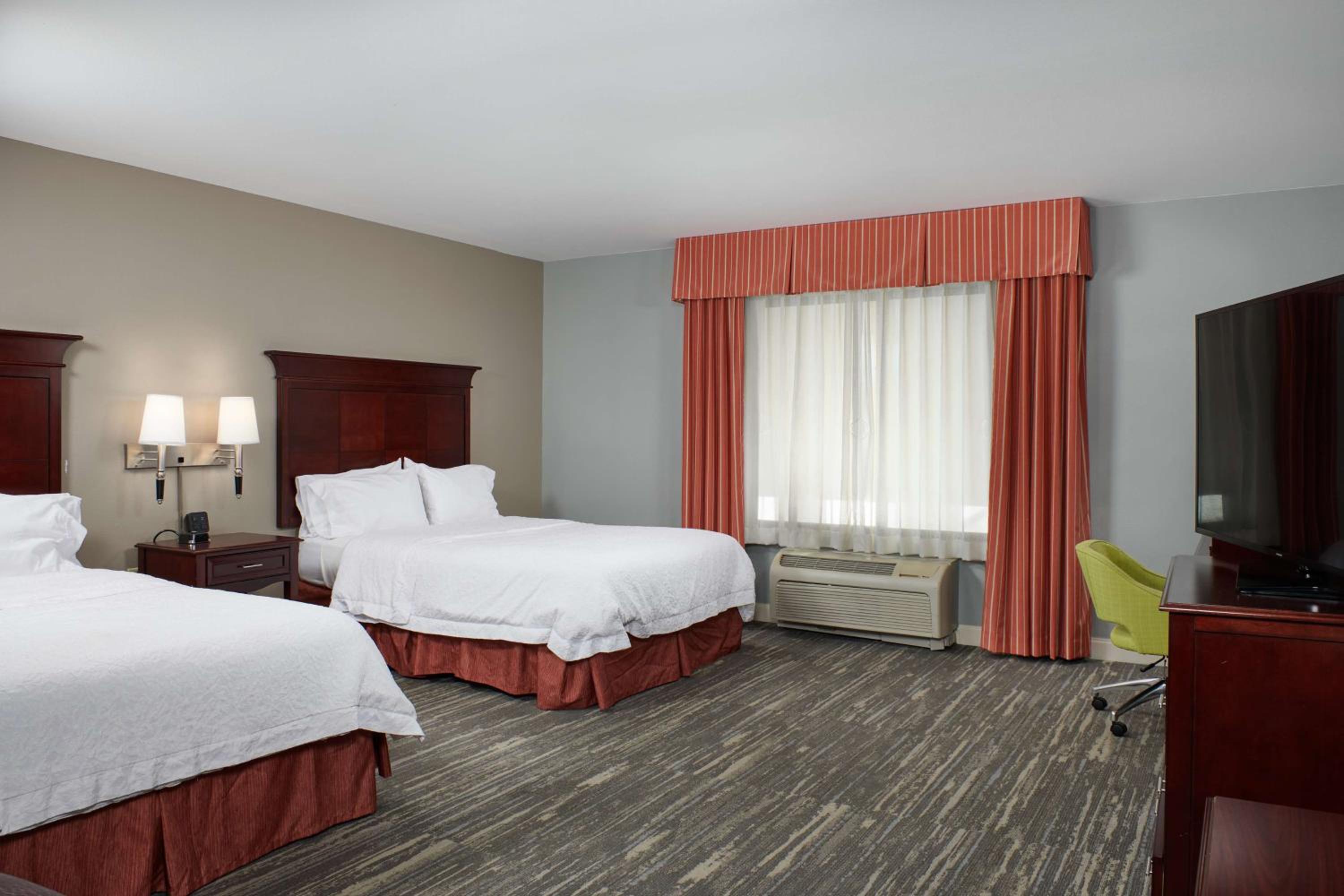 Room with Two Queen Beds - Non-Smoking - Photo 9