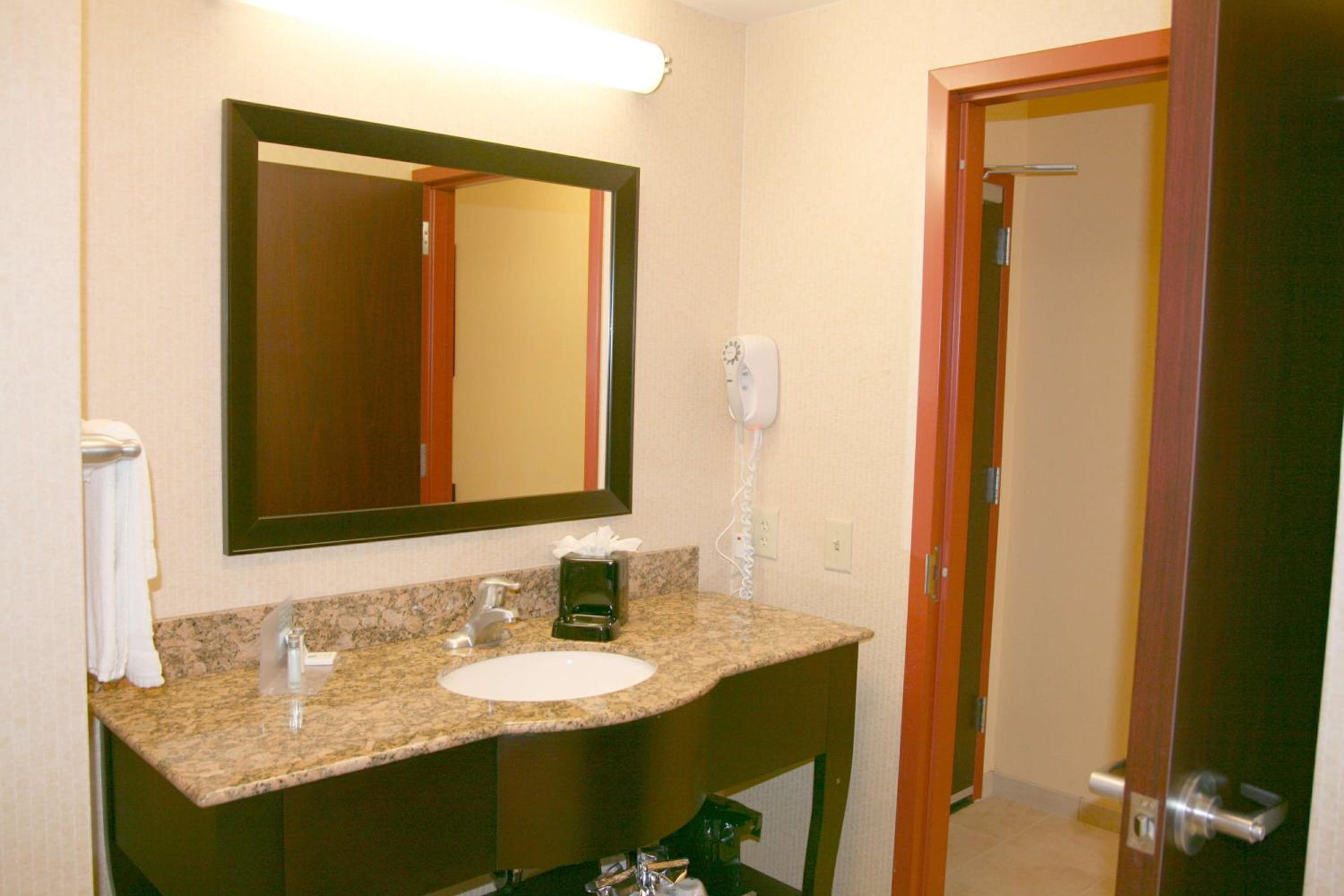 Room with Two Queen Beds - Non-Smoking - Photo 7