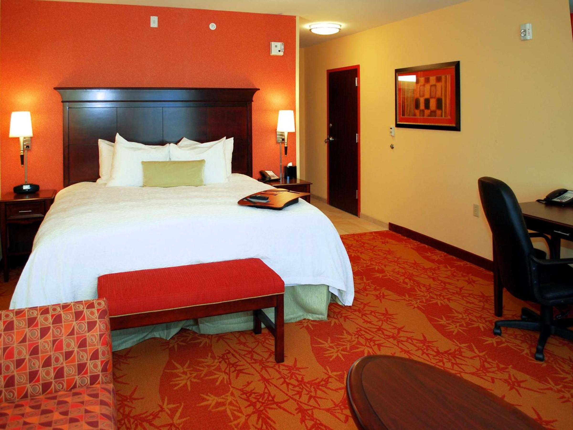 King Room with King Bed - Non-Smoking - Photo 9