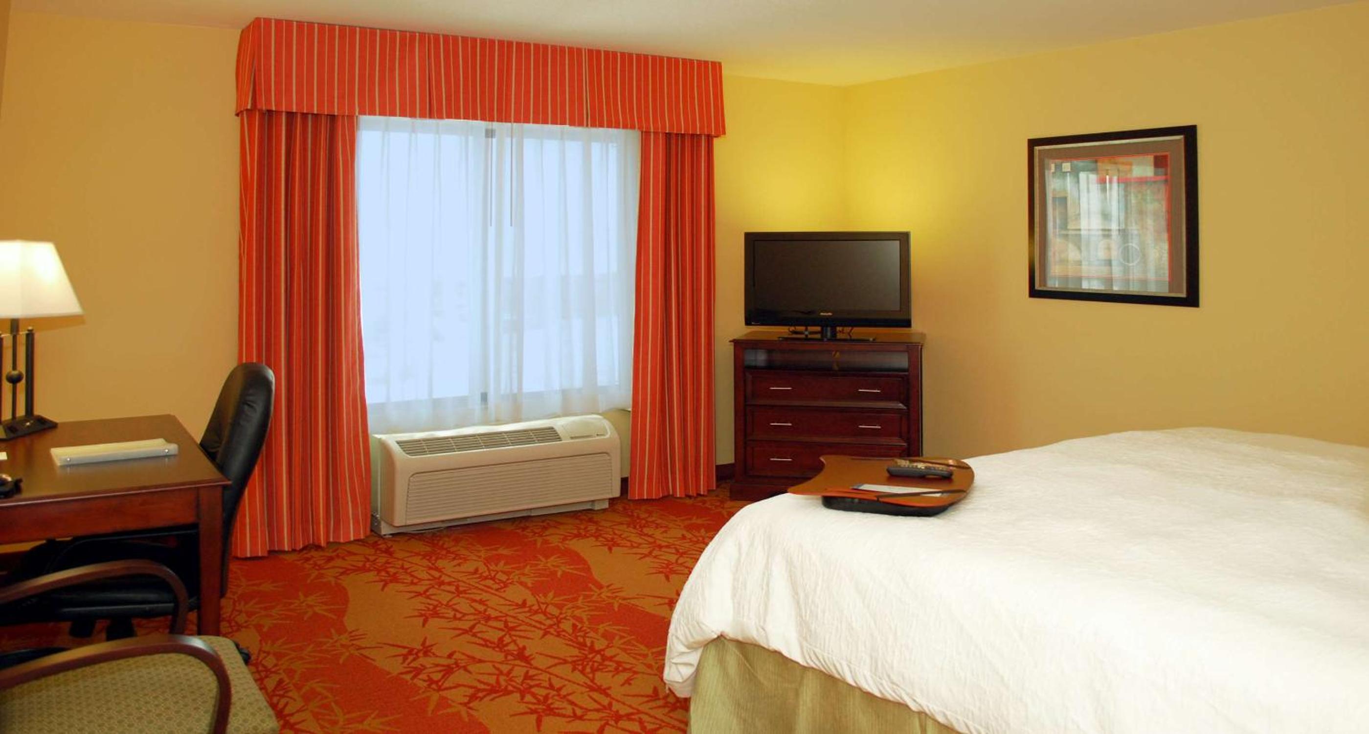 King Room with King Bed - Non-Smoking - Photo 4