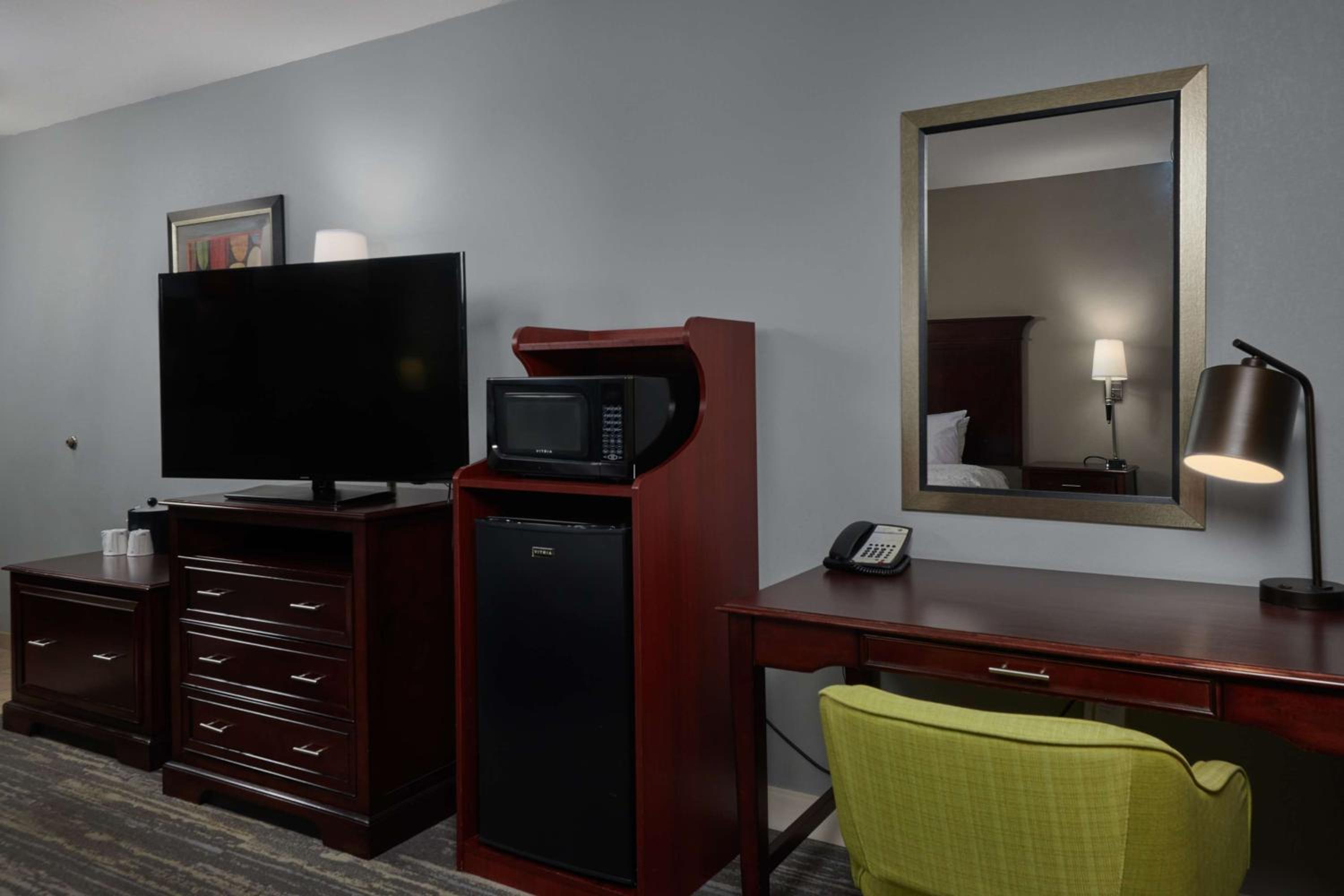 Deluxe King Room - Non-Smoking - Photo 5