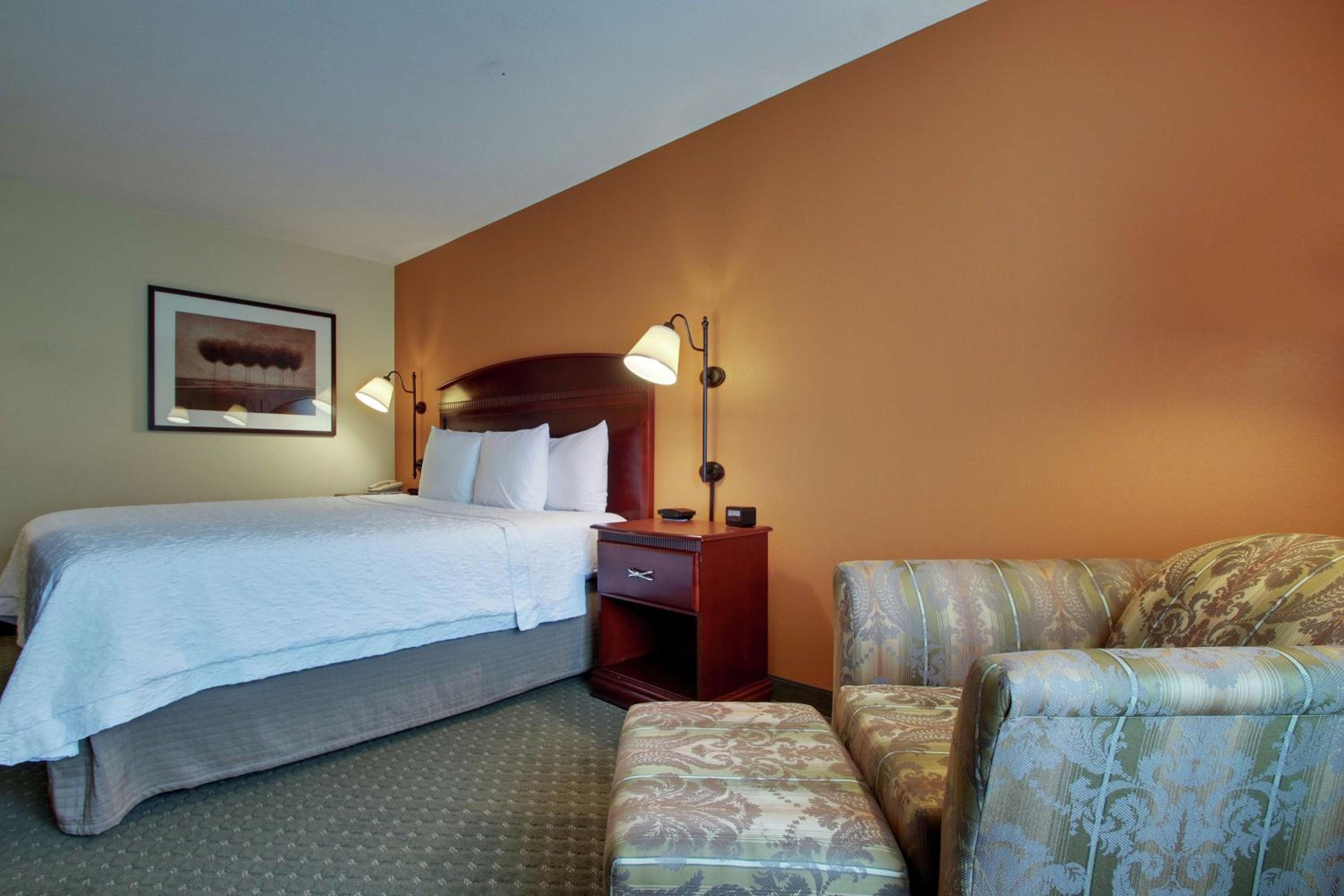 King Room with King Bed - Non-Smoking - Photo 4
