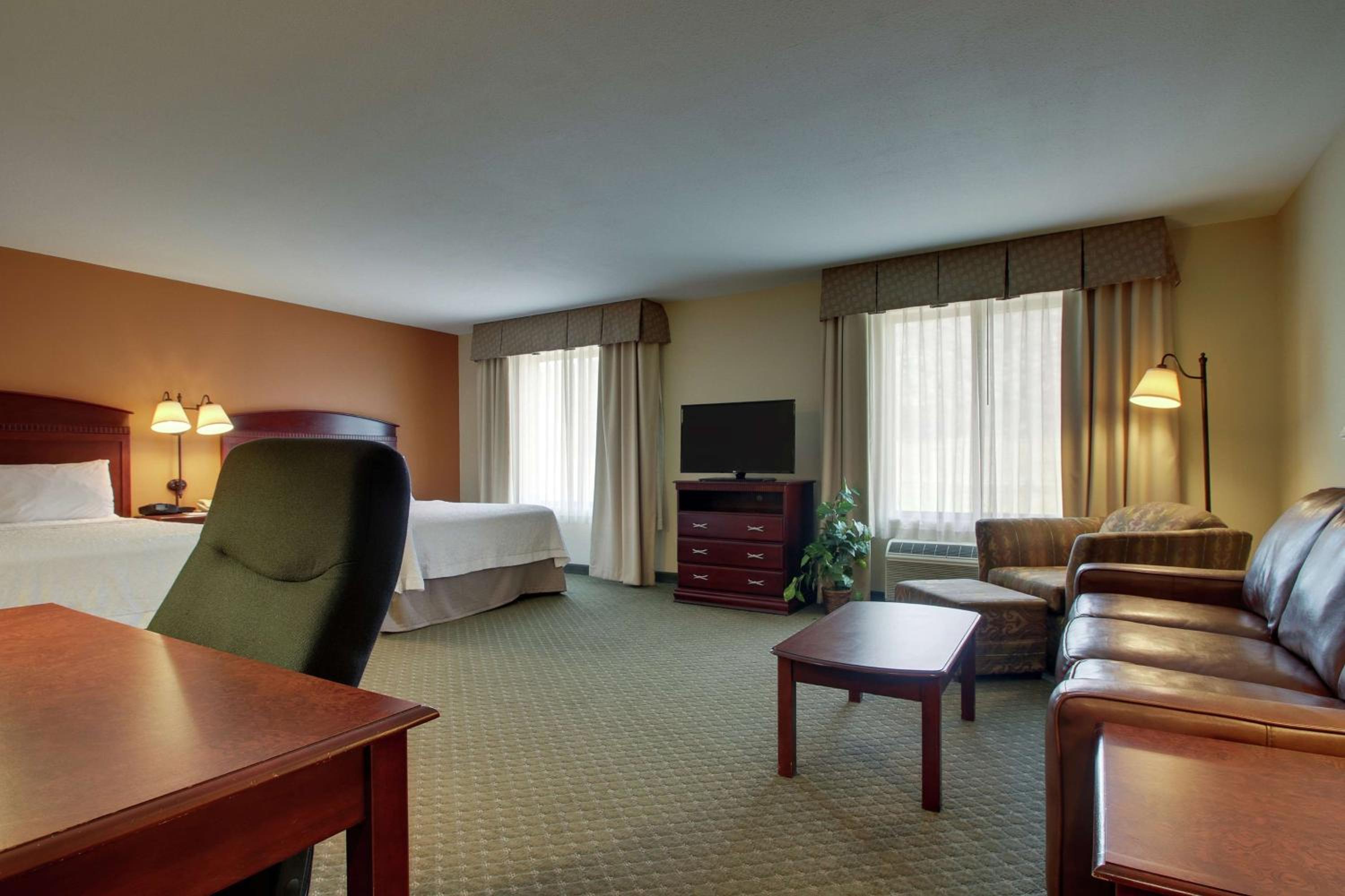 Queen Studio Suite with Two Queen Beds - Non-Smoking - Photo 2