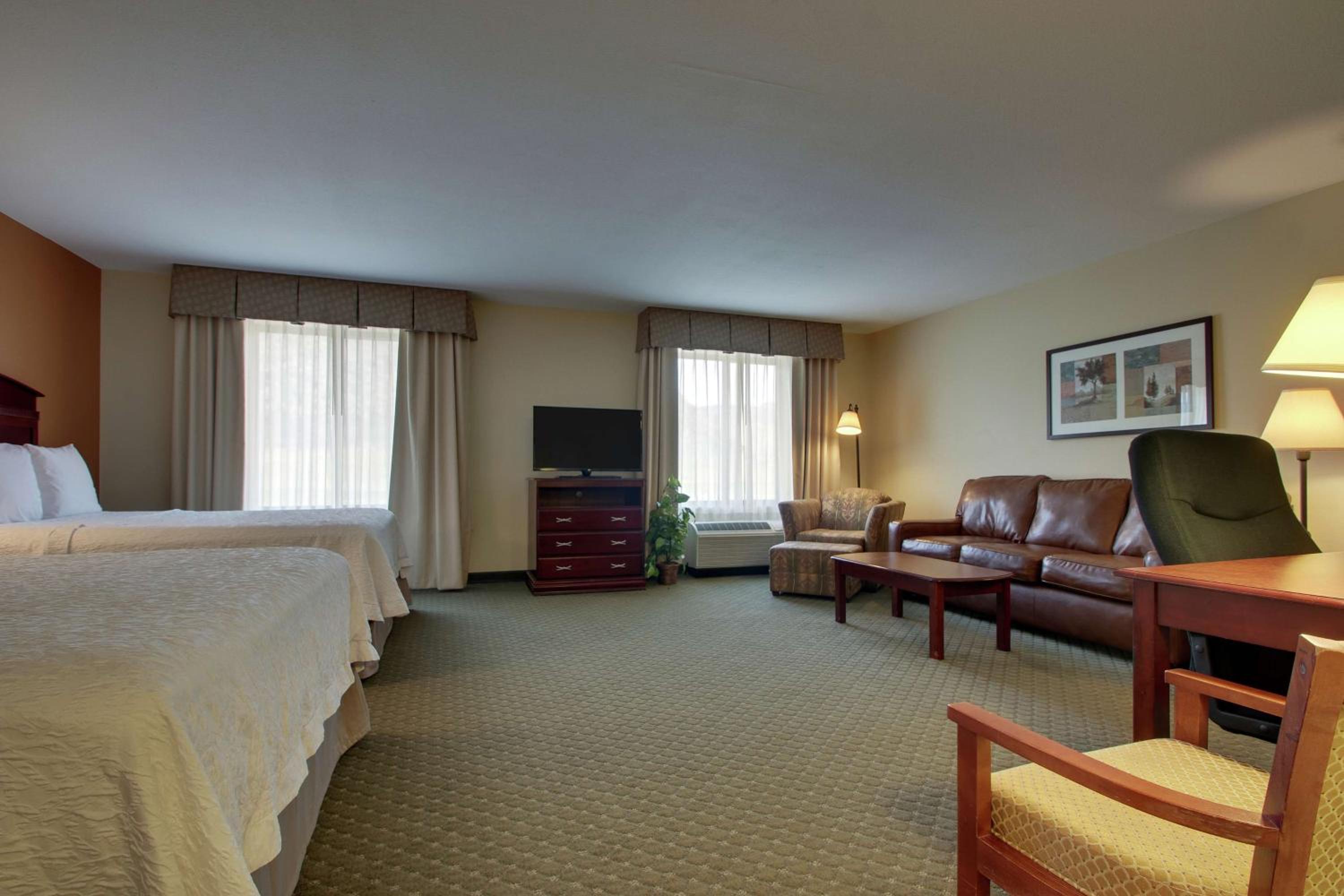 Queen Studio Suite with Two Queen Beds - Non-Smoking - Photo 5