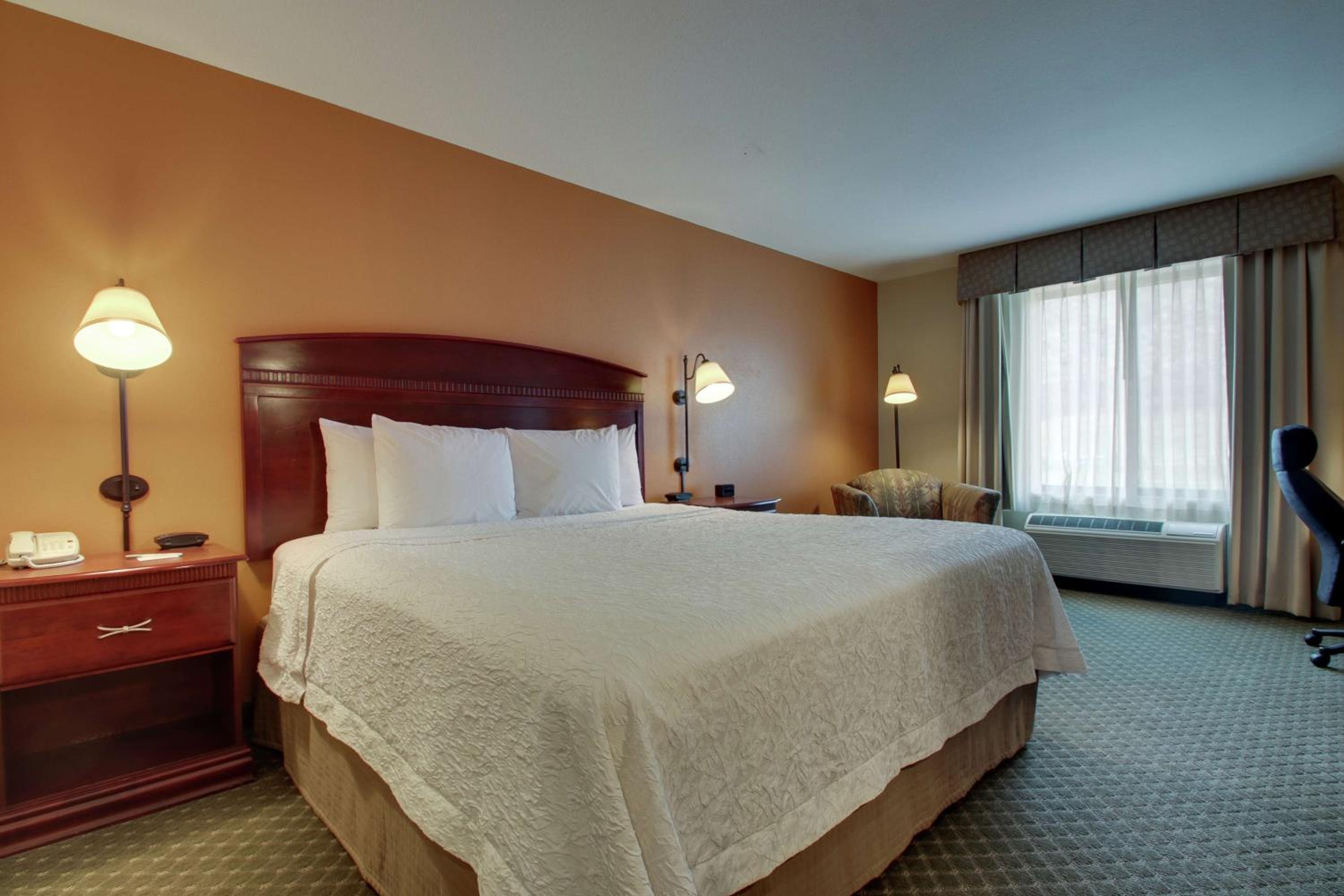 King Room with King Bed - Non-Smoking - Photo 2