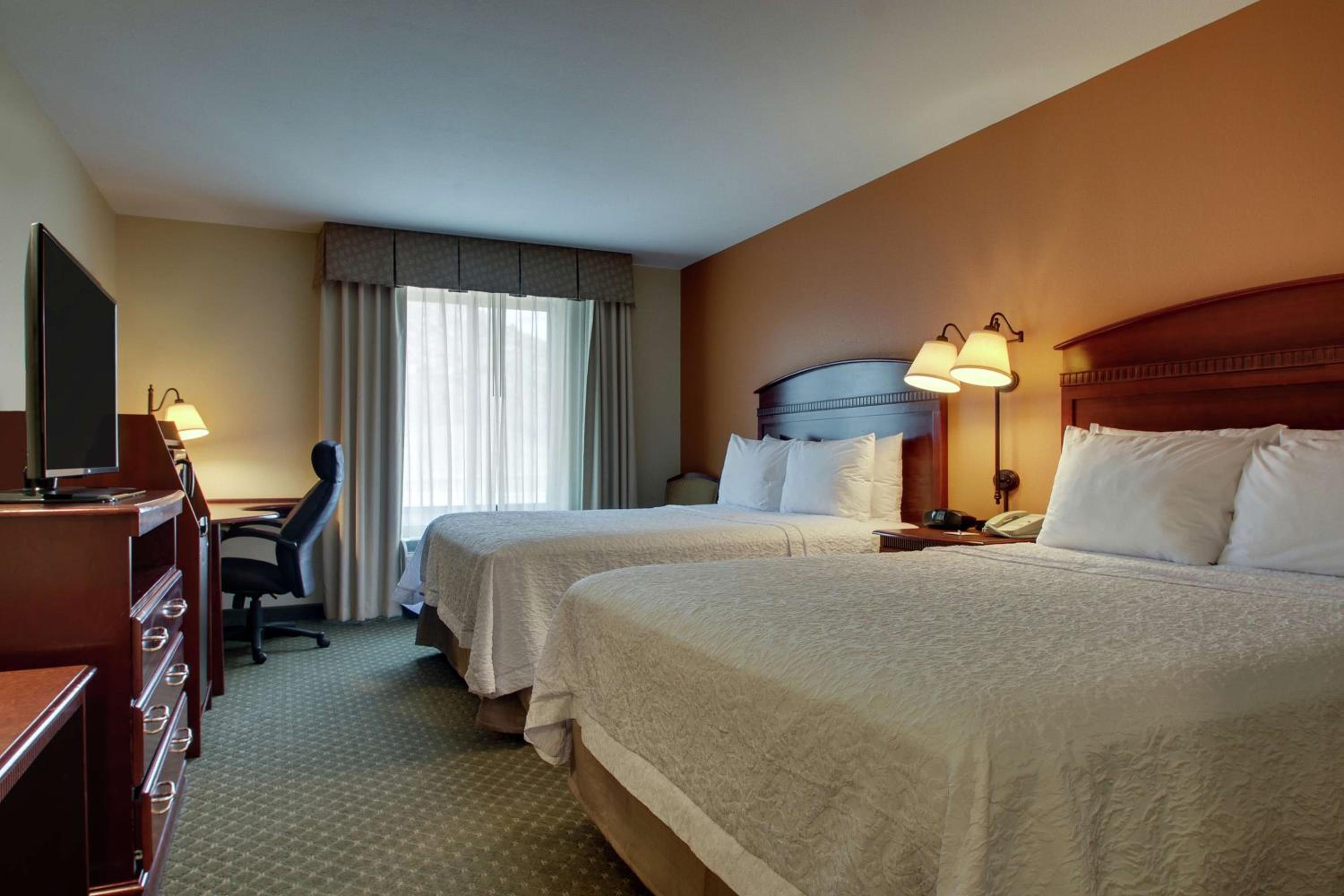 Room with Two Queen Beds - Non-Smoking - Photo 2
