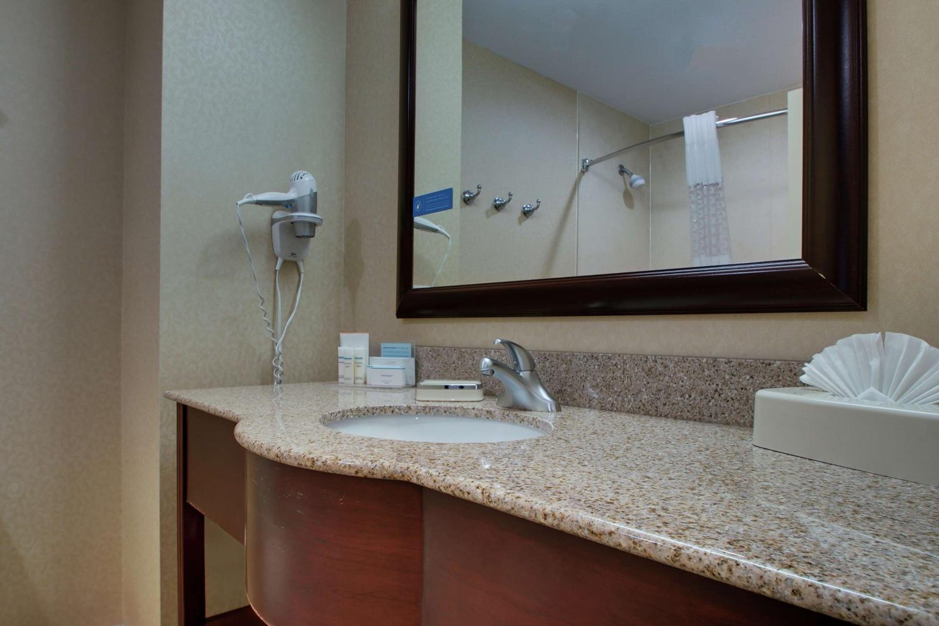 Room with Two Queen Beds - Non-Smoking - Photo 4
