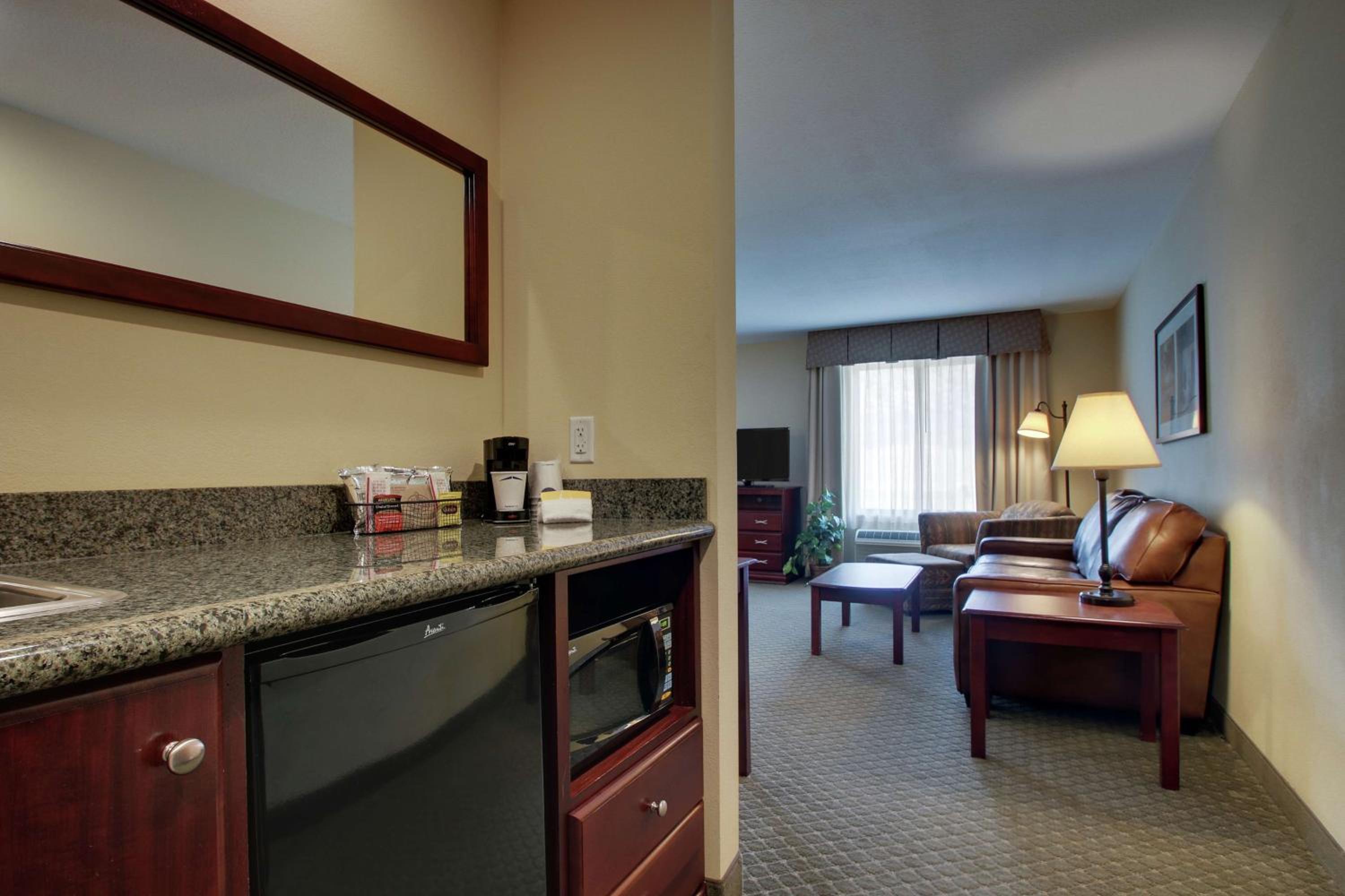 Queen Studio Suite with Two Queen Beds - Non-Smoking - Photo 3