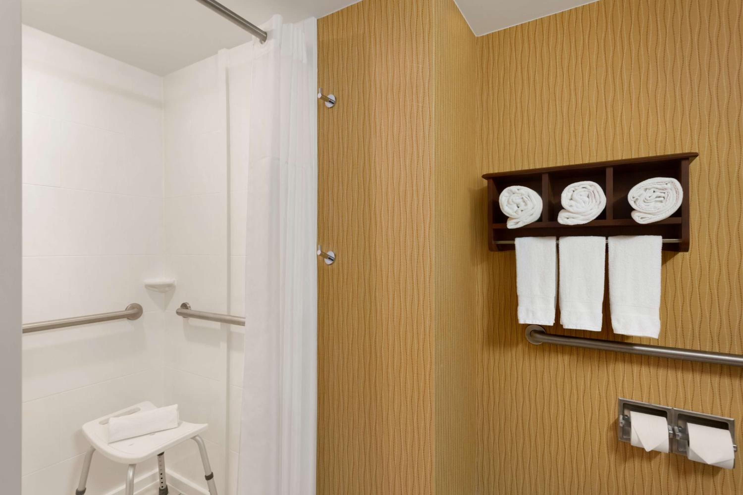 King Room with Accessible Tub - Mobility and Hearing Access/Non-Smoking - Photo 3