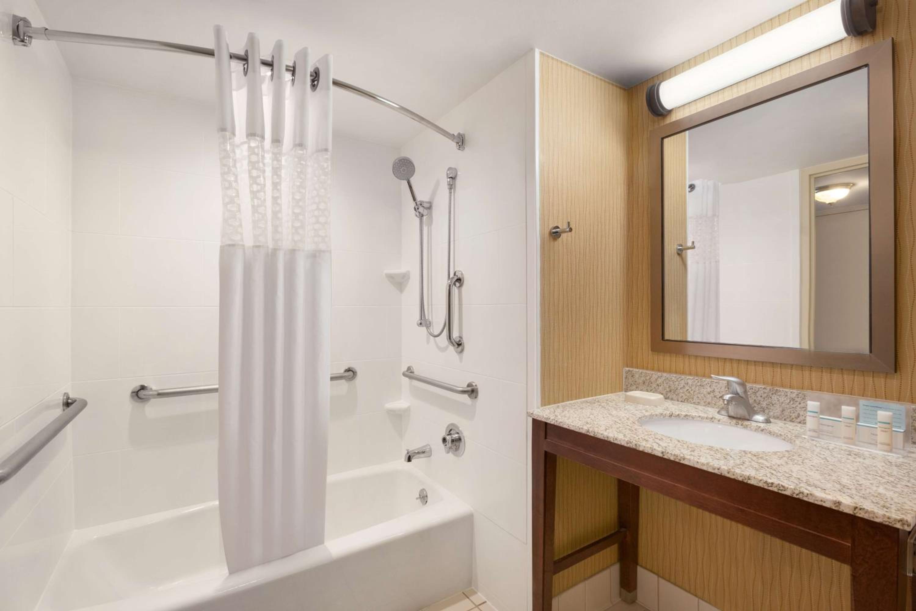 King Room with Roll-In Shower - Disability Access - Photo 2