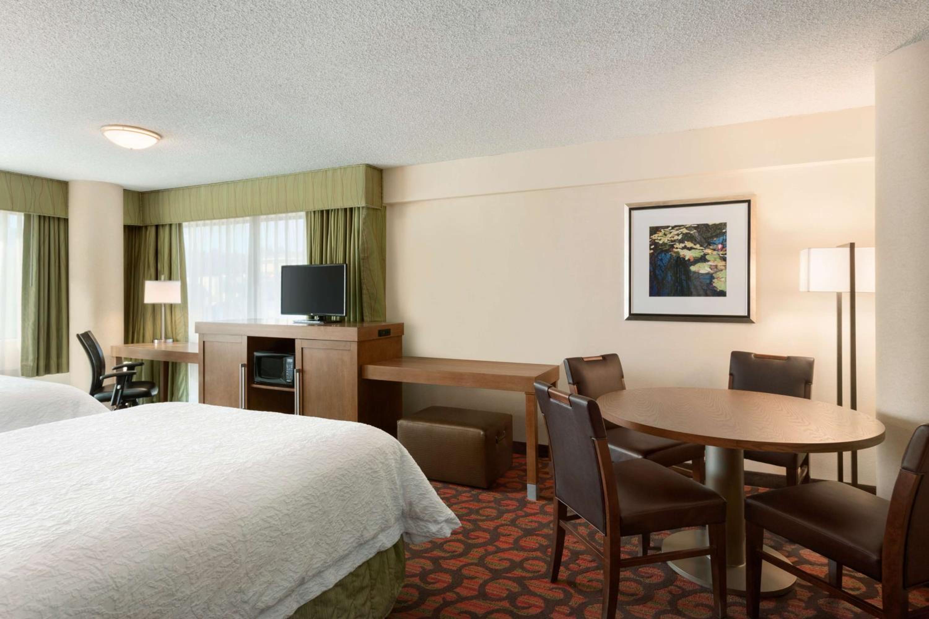 Room with Two Queen Beds - Non-Smoking - Photo 4