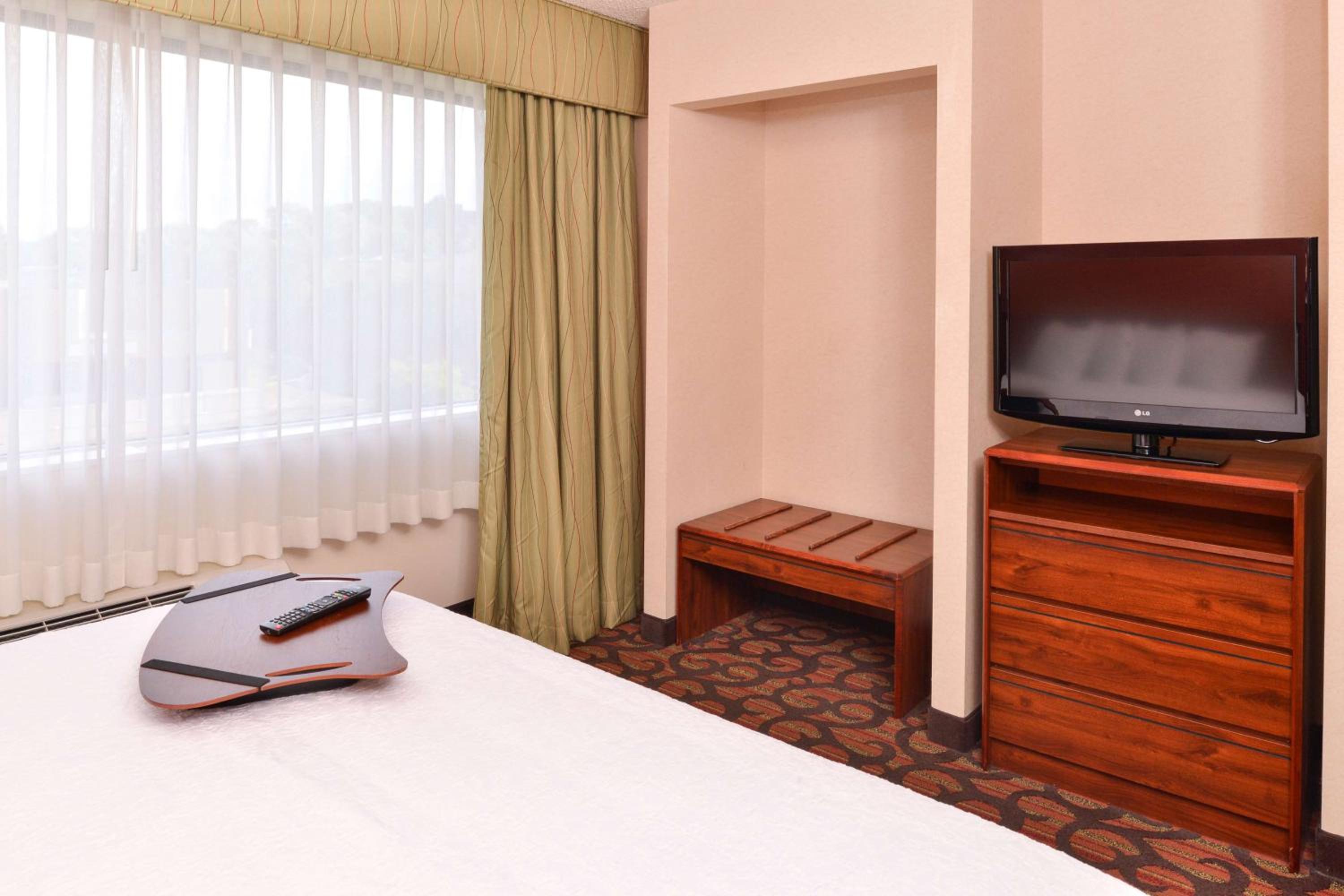 King Room With Accessible Tub - Mobility And Hearing Access/Non-Smoking