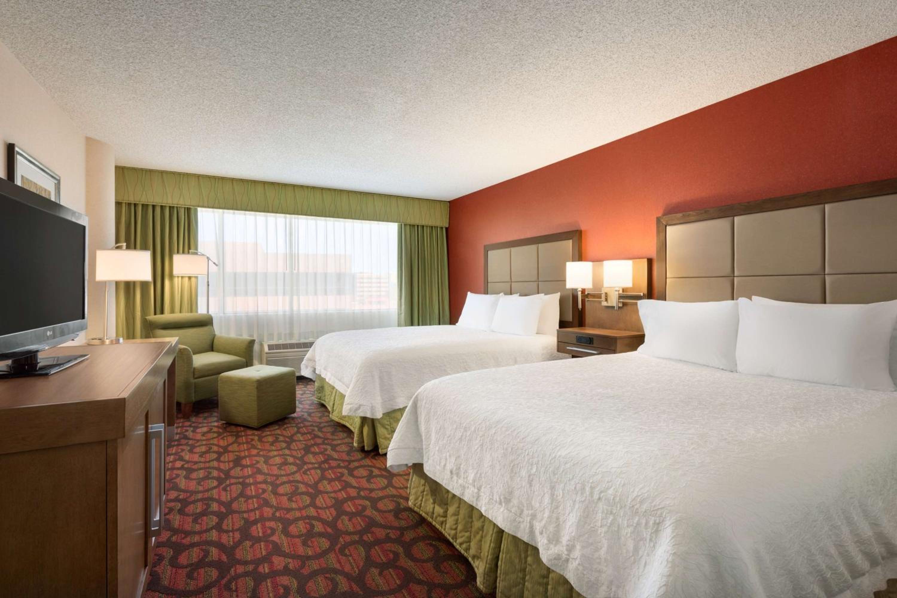 Room with Two Queen Beds - Non-Smoking - Photo 3