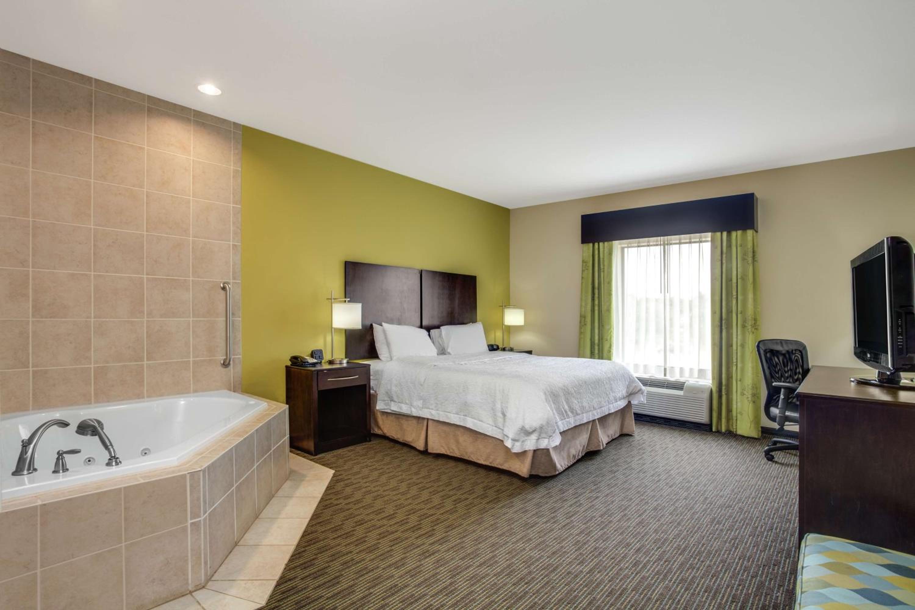 King Room With Whirlpool - Non-Smoking photo 1