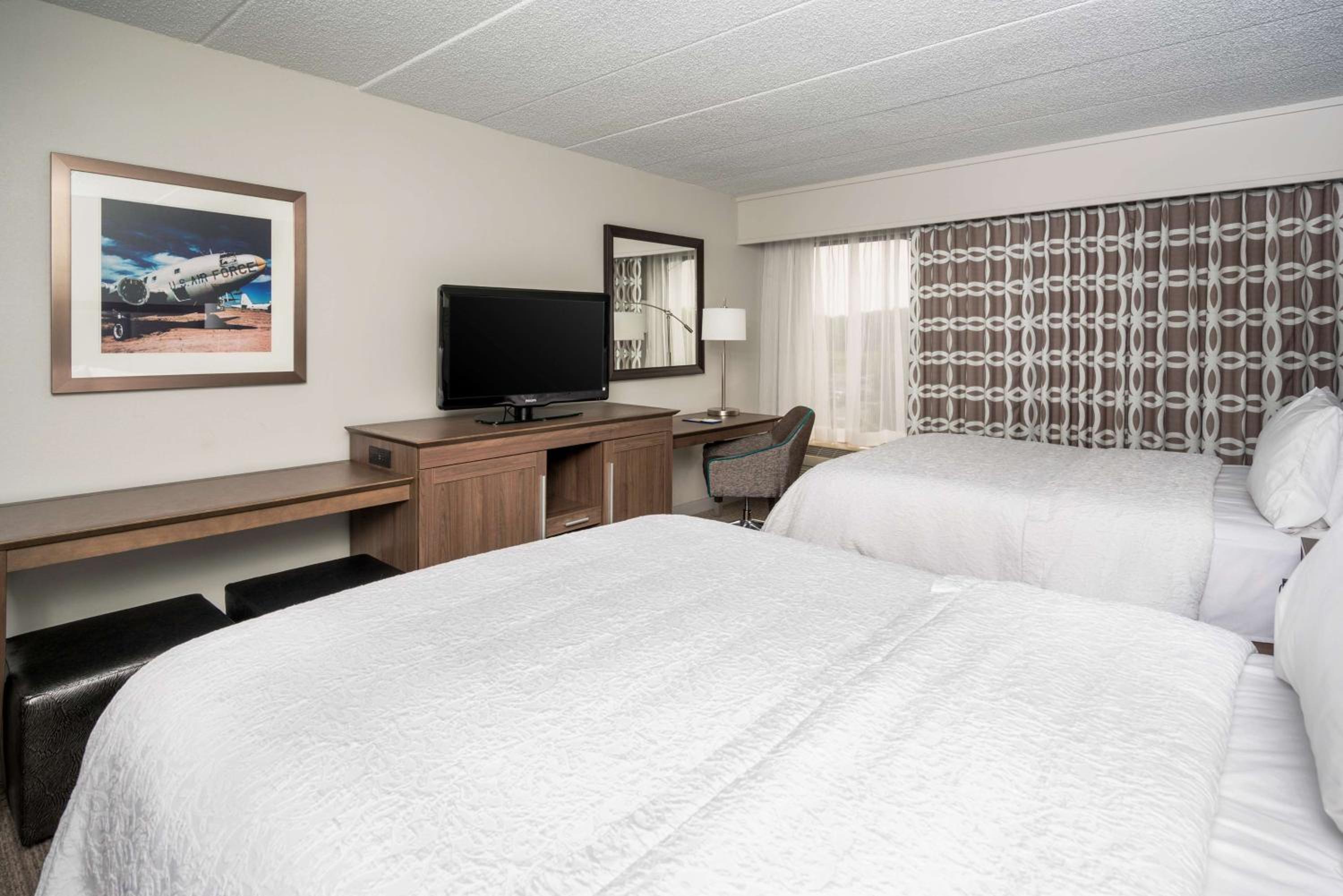 Queen Room with Two Queen Beds - Non-Smoking - Photo 4