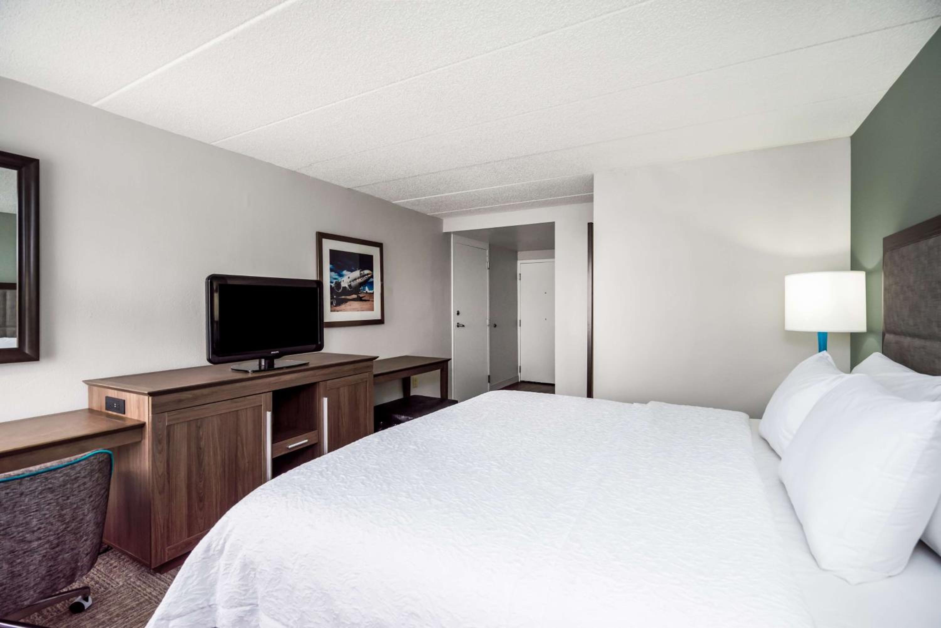 King Room with King Bed - Non-Smoking - Photo 2