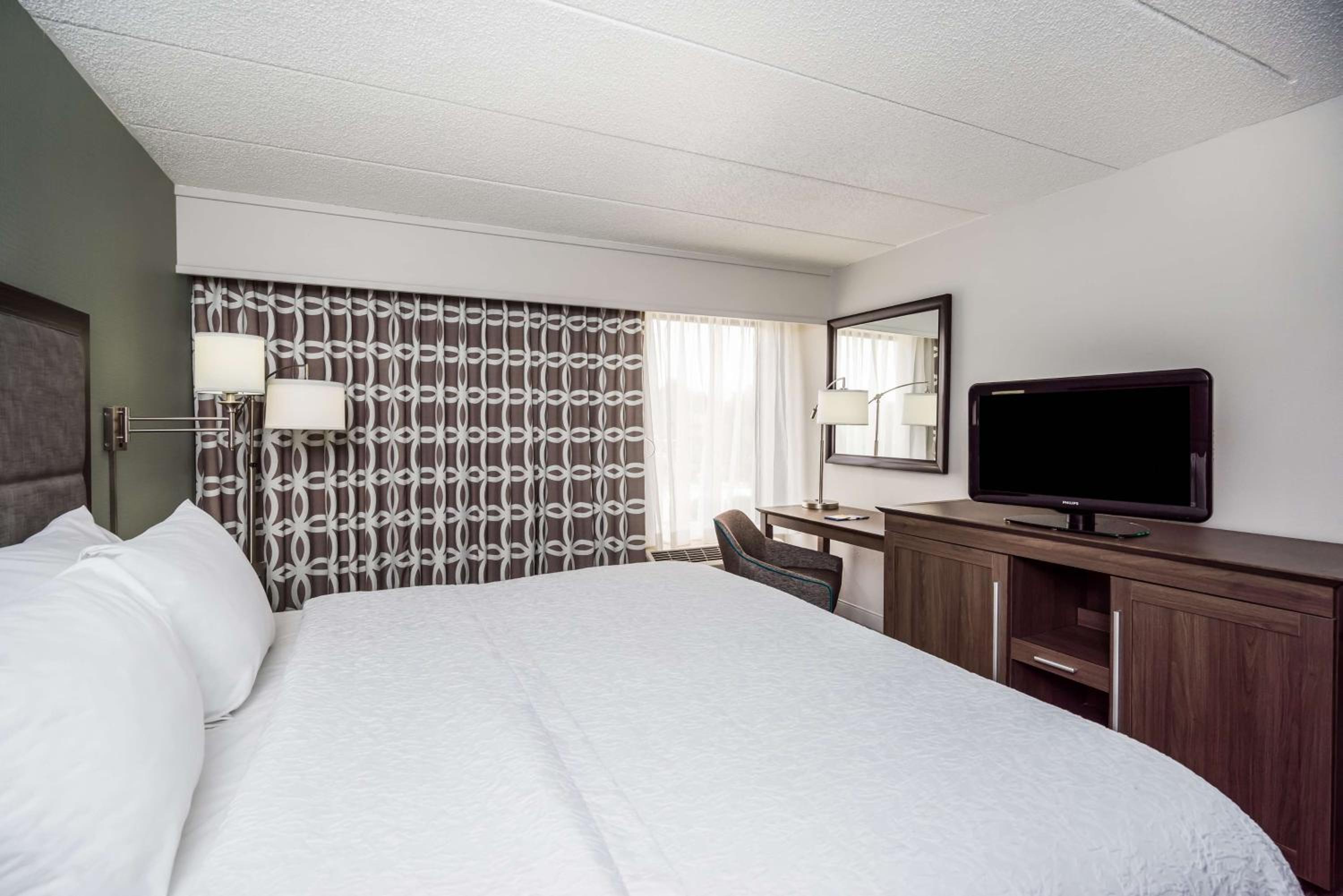 King Room with King Bed - Non-Smoking - Photo 4