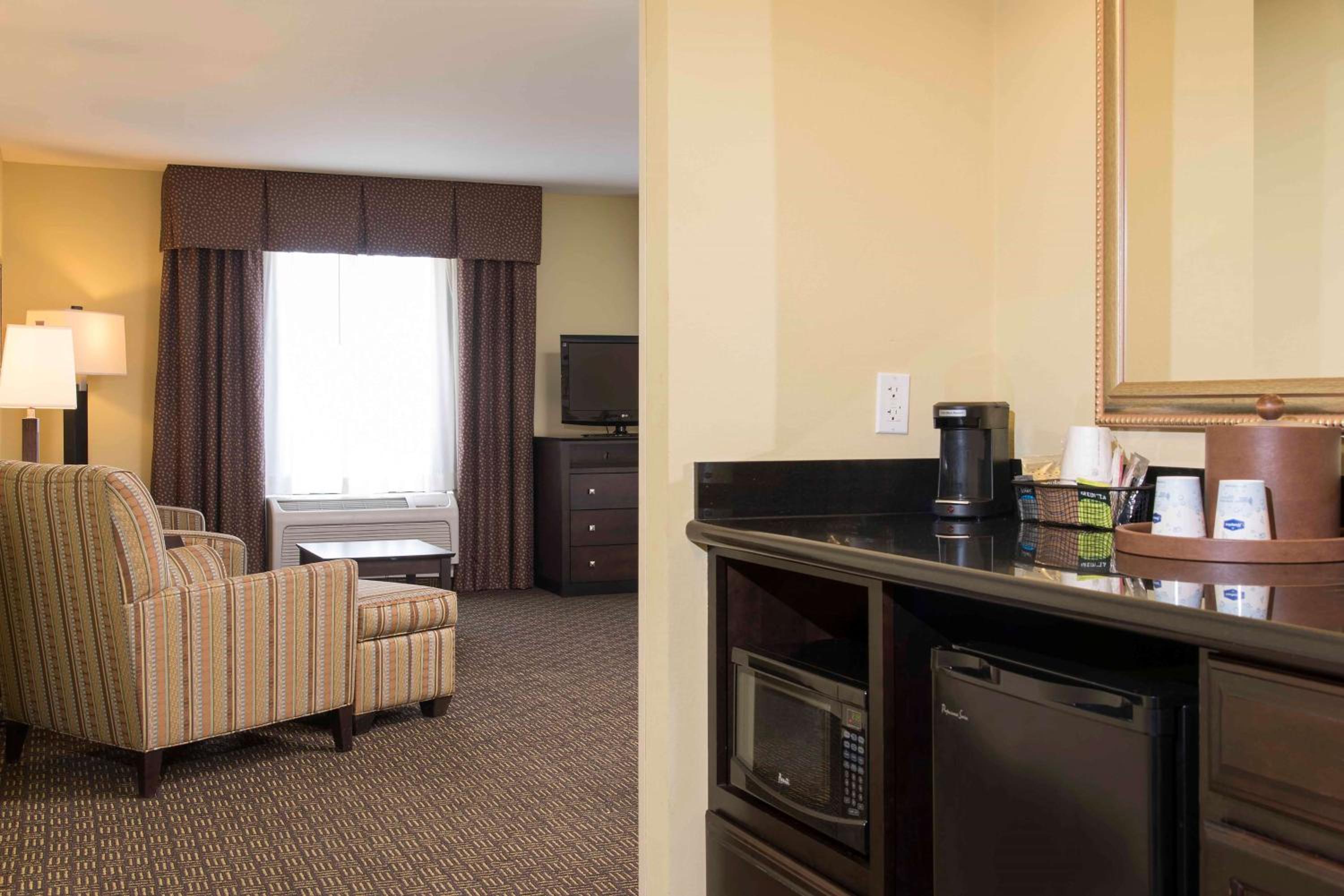 King Studio Suite - Non-Smoking - Photo 3