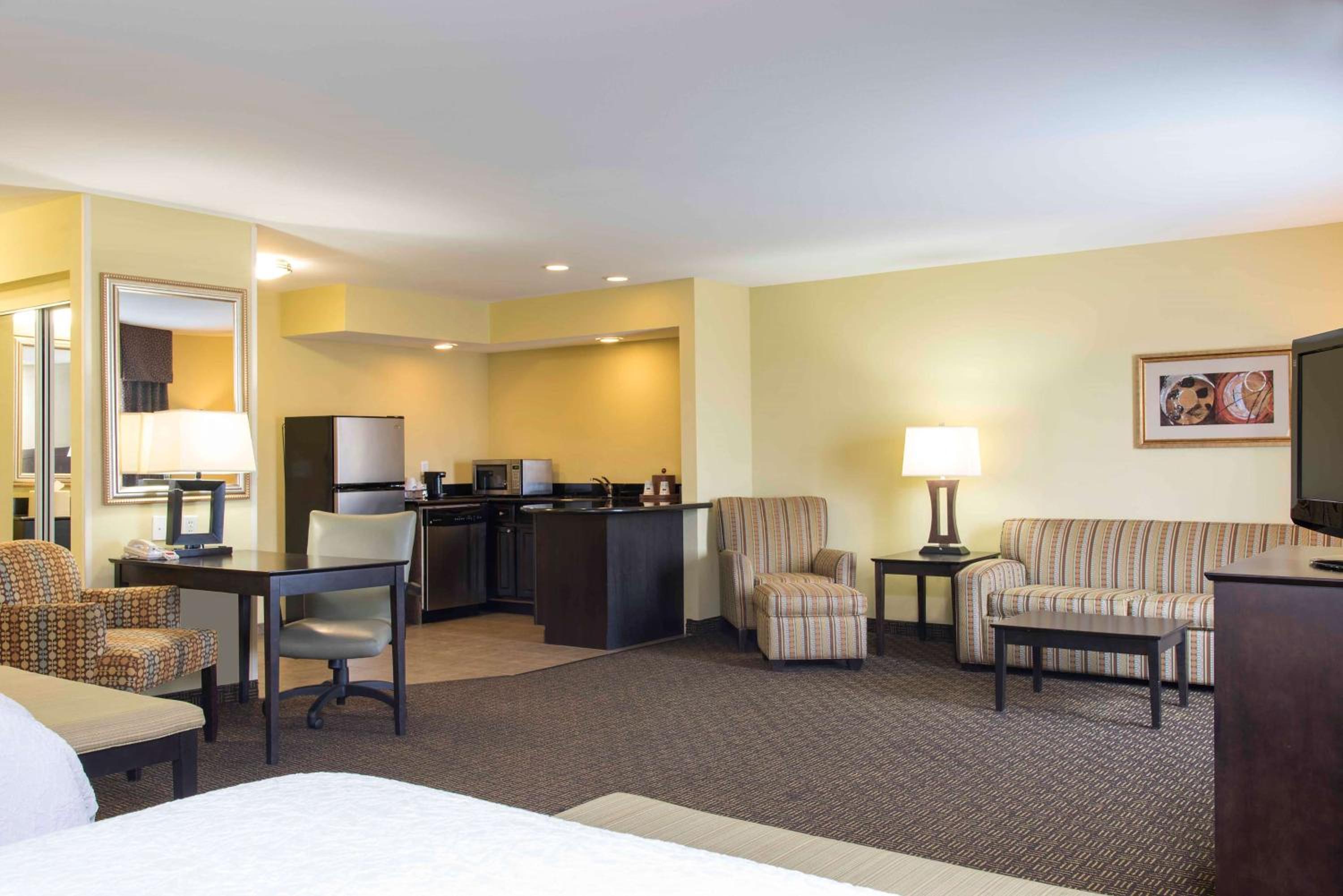 Queen Studio Suite with Two Queen Beds - Non-Smoking - Photo 3