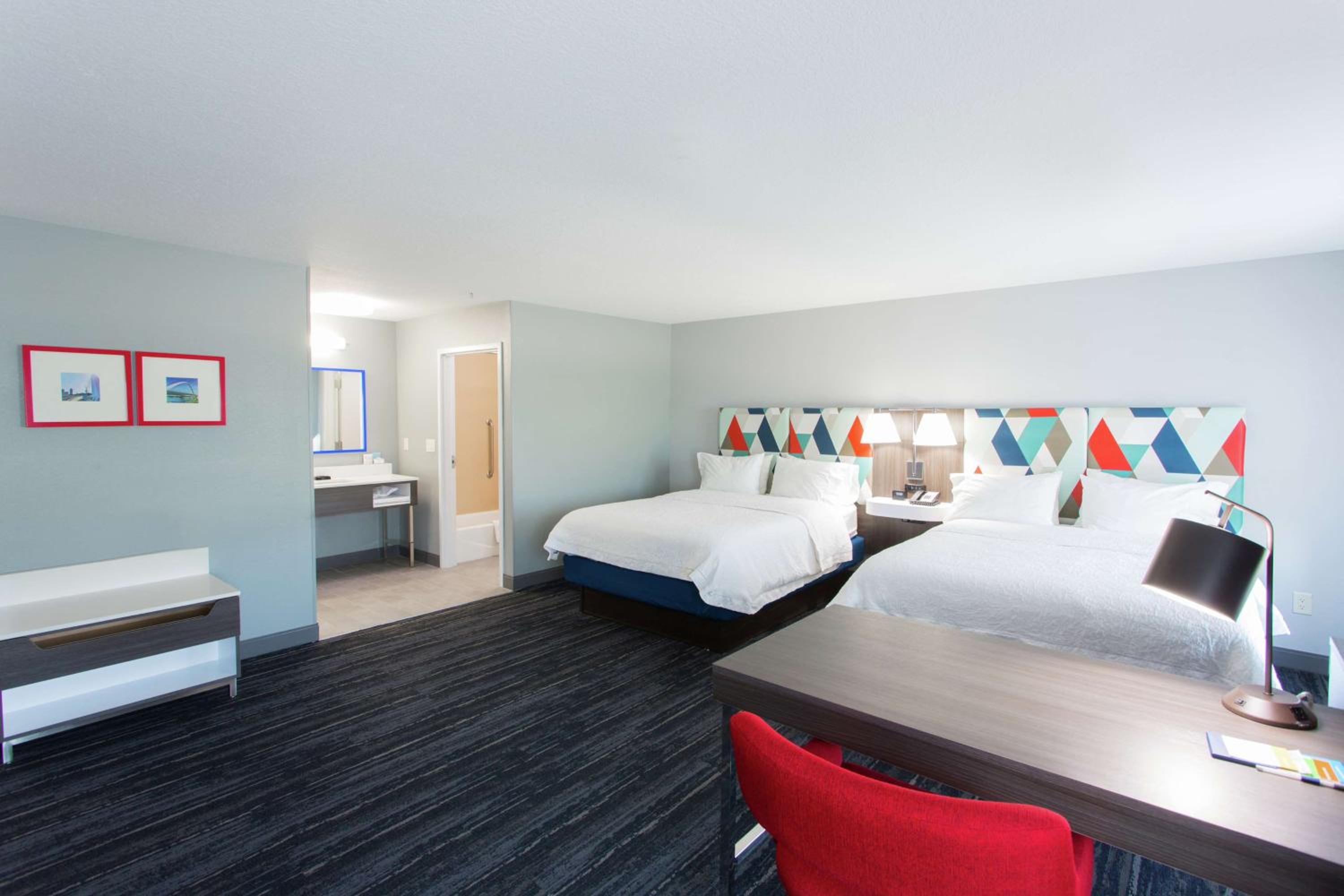 Queen Studio Suite with Two Queen Beds - Non-Smoking - Photo 3