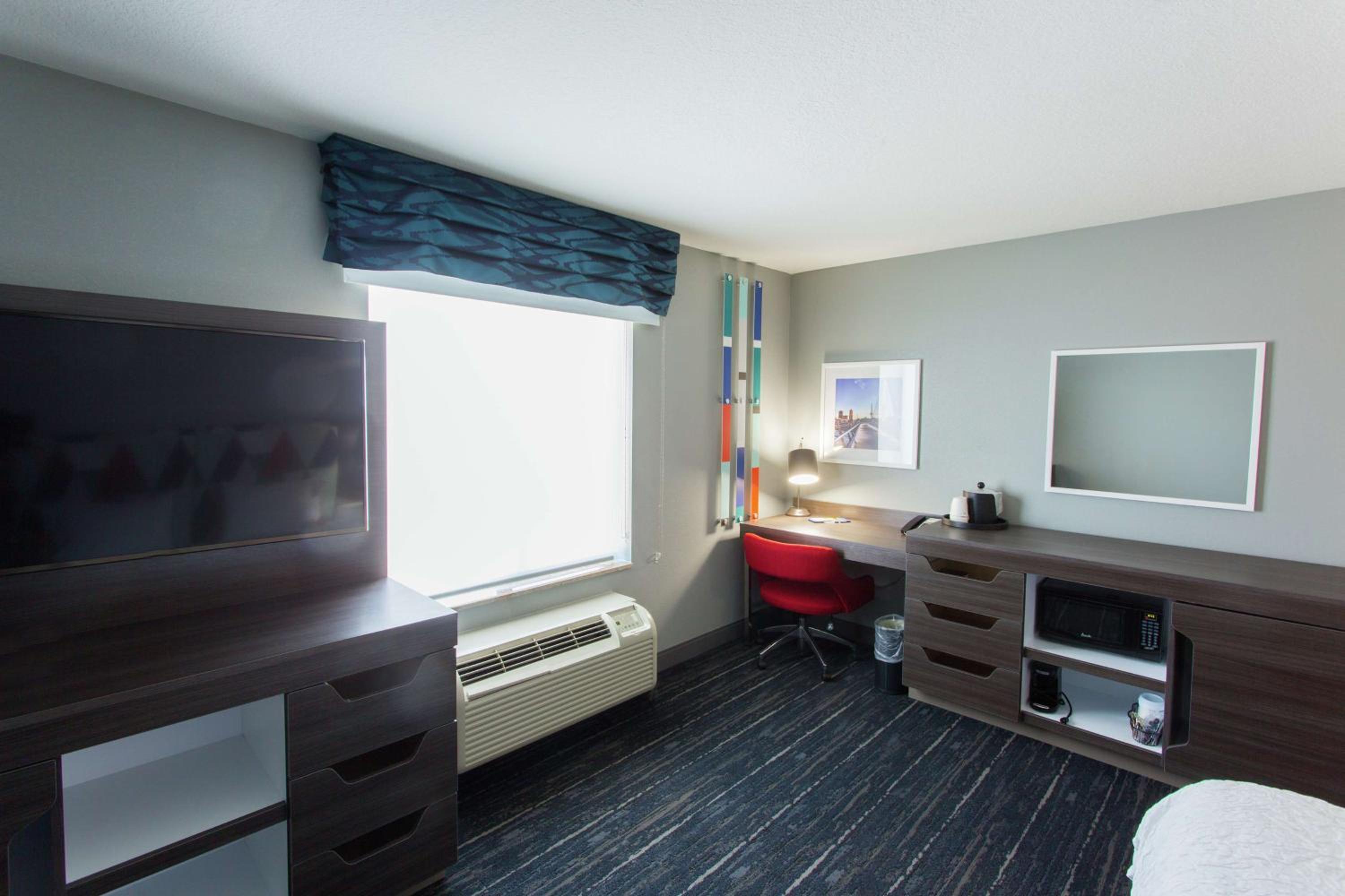 King Room with King Bed - Non-Smoking - Photo 3