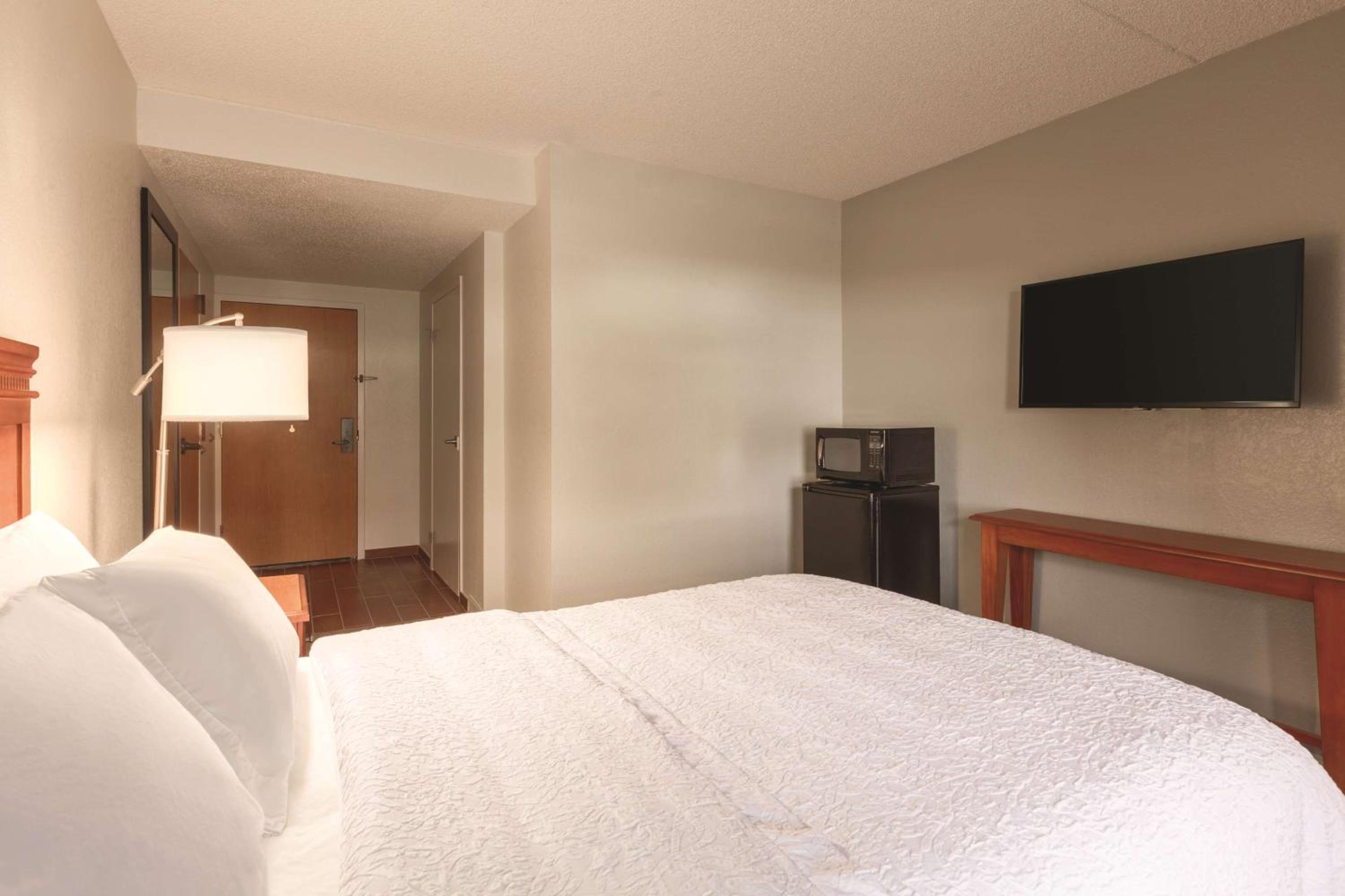 Double Room with Roll-In Shower - Mobility Access/Non-Smoking - Photo 1