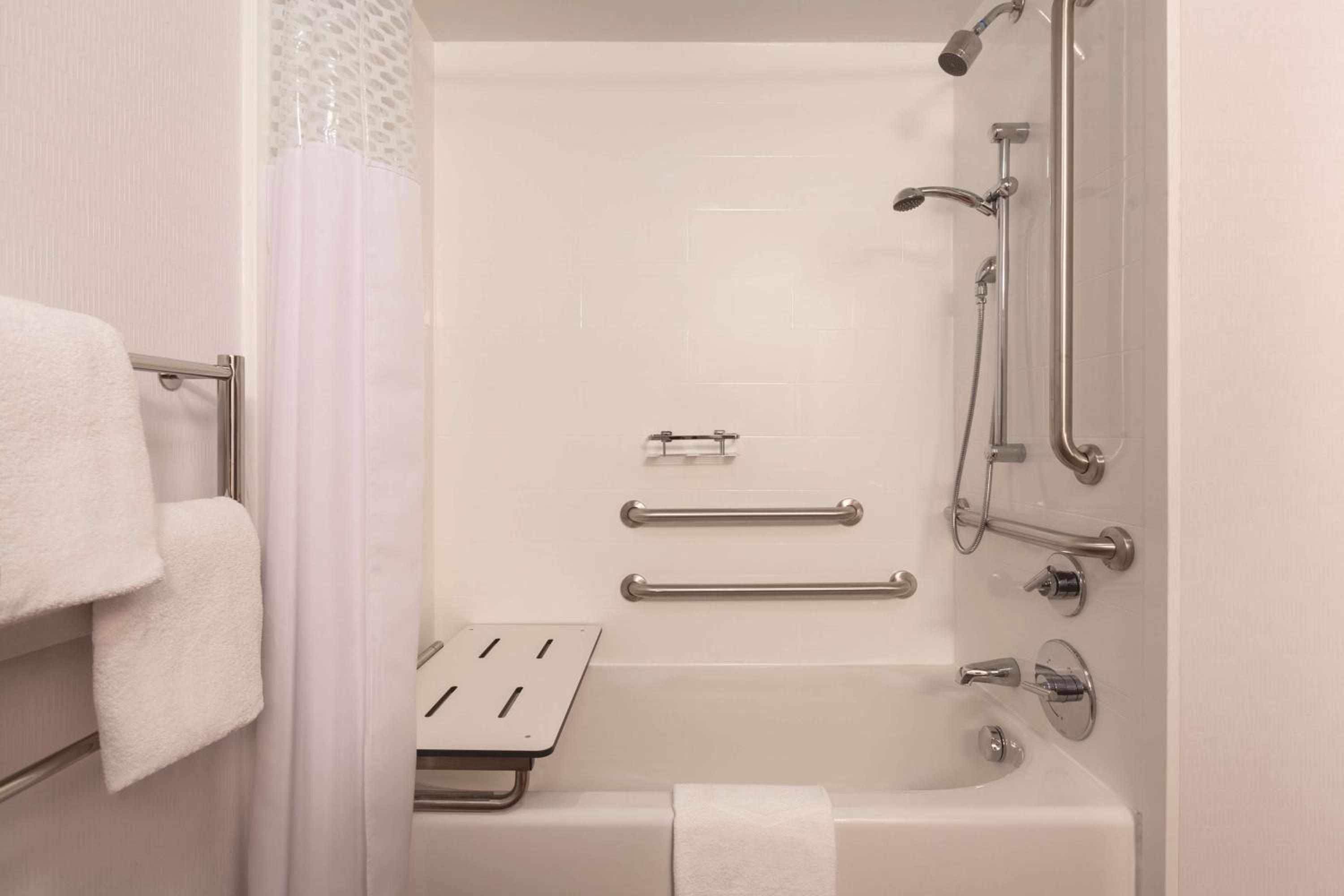 Double Room with Bath Tub - Mobility Access/Non-Smoking - Photo 2