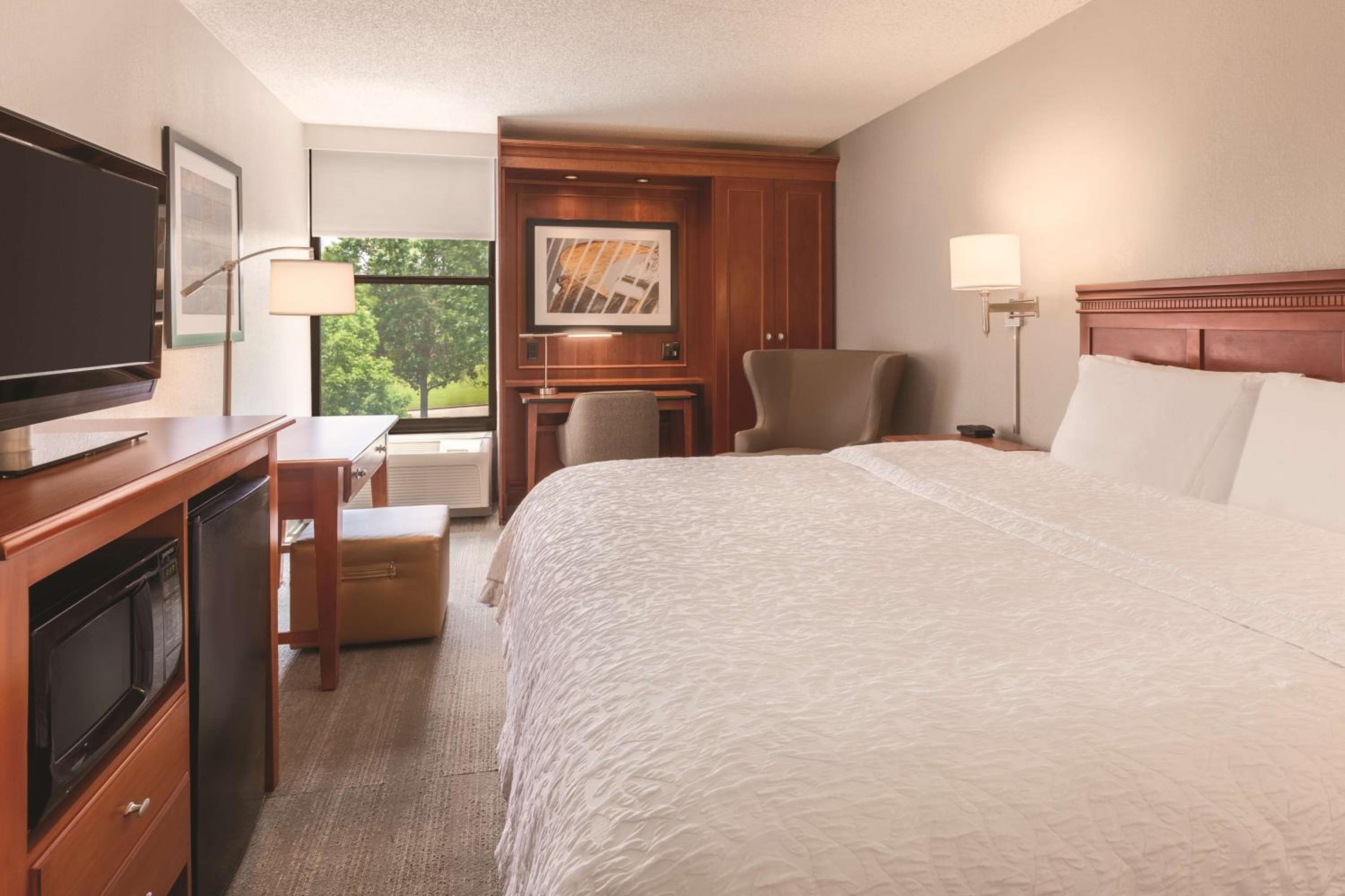 King Room with King Bed - Non-Smoking - Photo 3