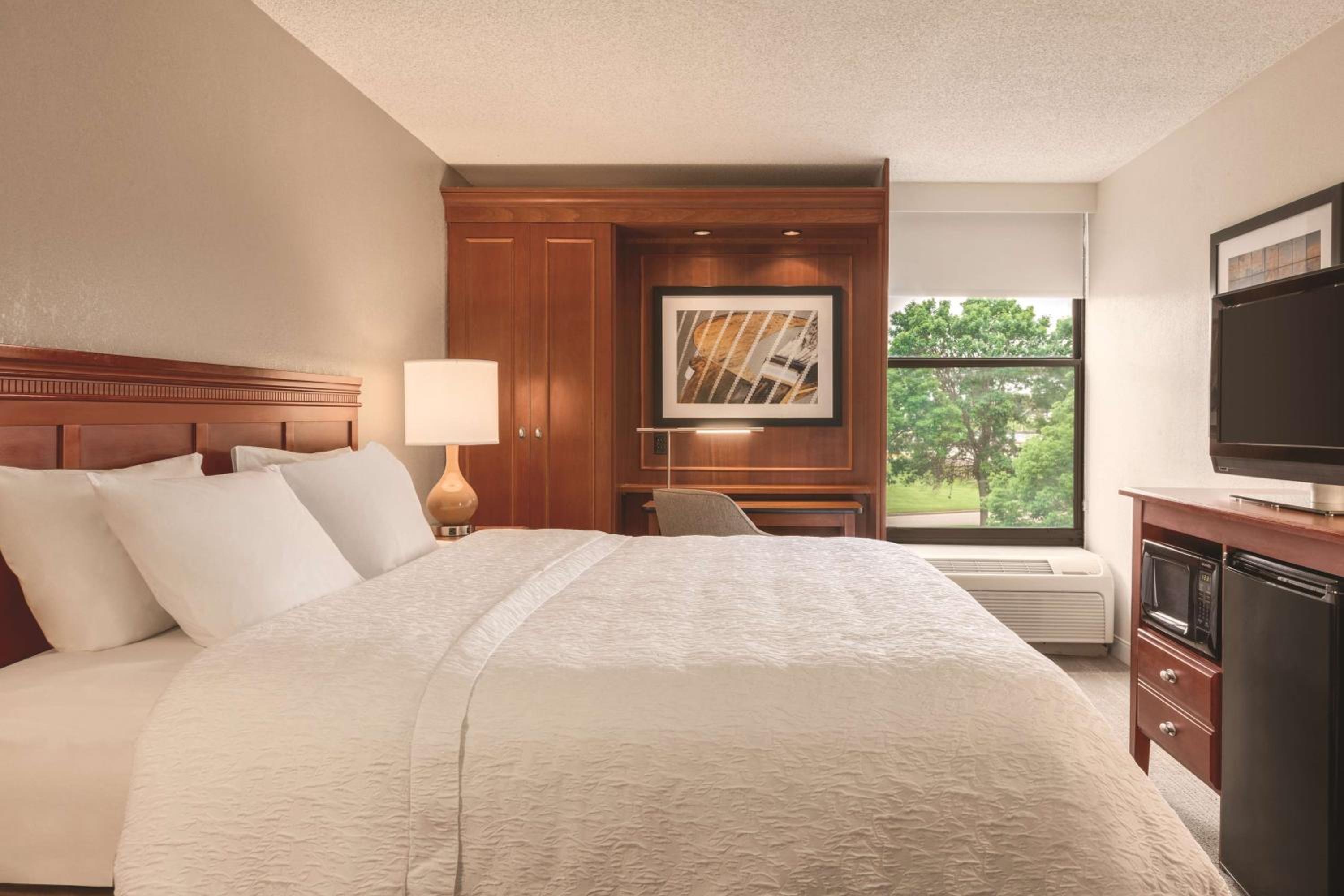 King Room with Chaise Lounge - Non-Smoking - Photo 4
