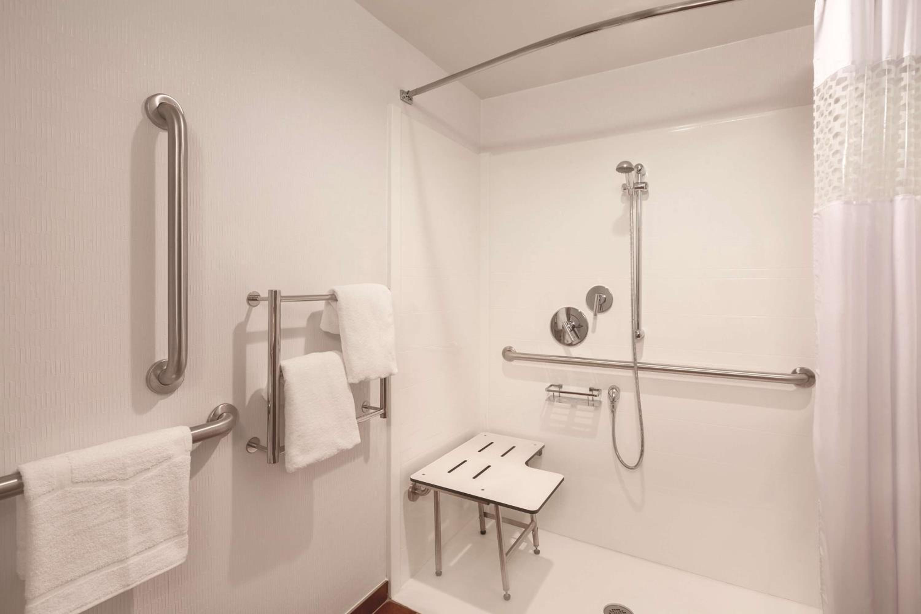 Double Room with Roll-In Shower - Mobility Access/Non-Smoking - Photo 2