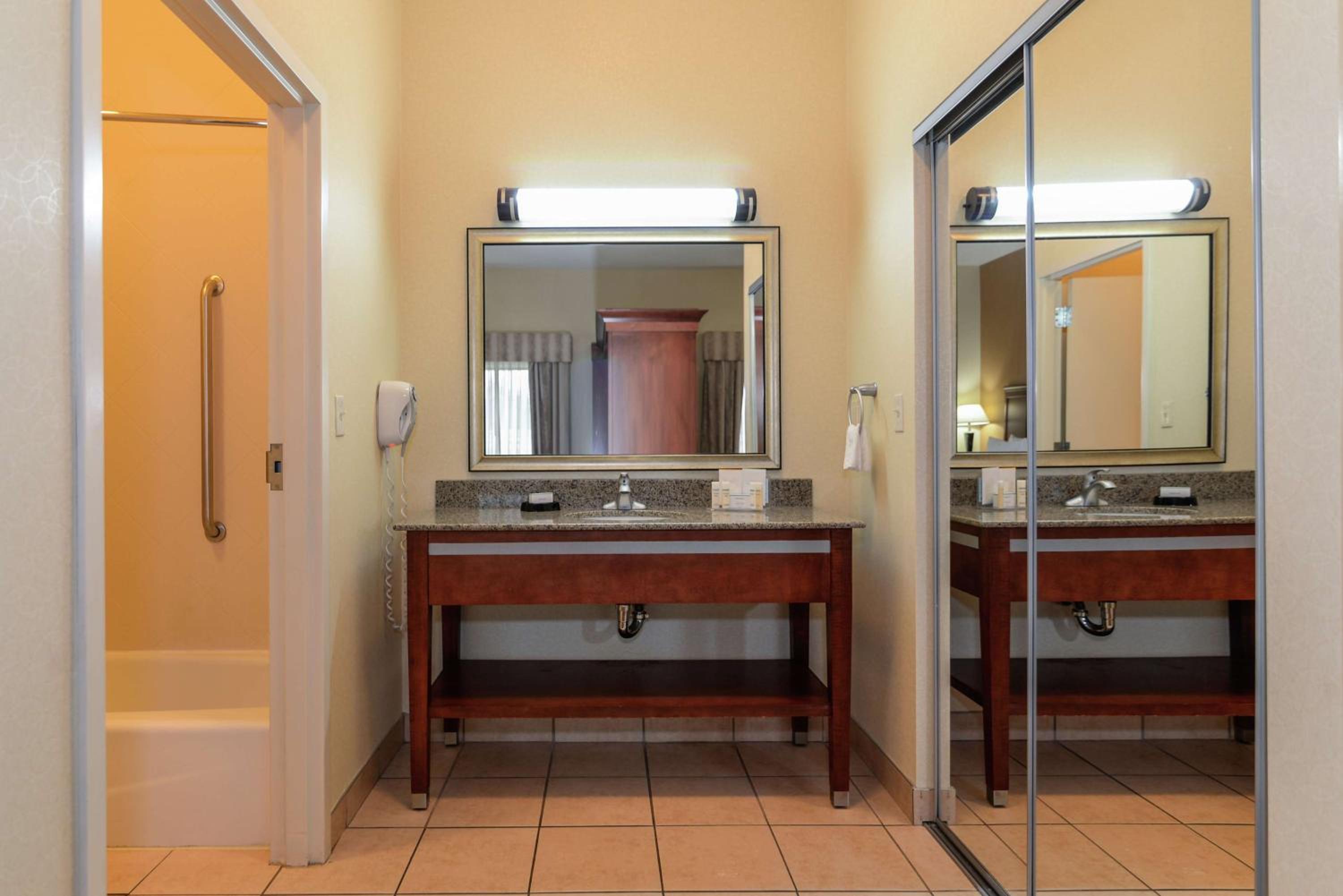 Queen Studio Suite with Two Queen Beds - Non-Smoking - Photo 2