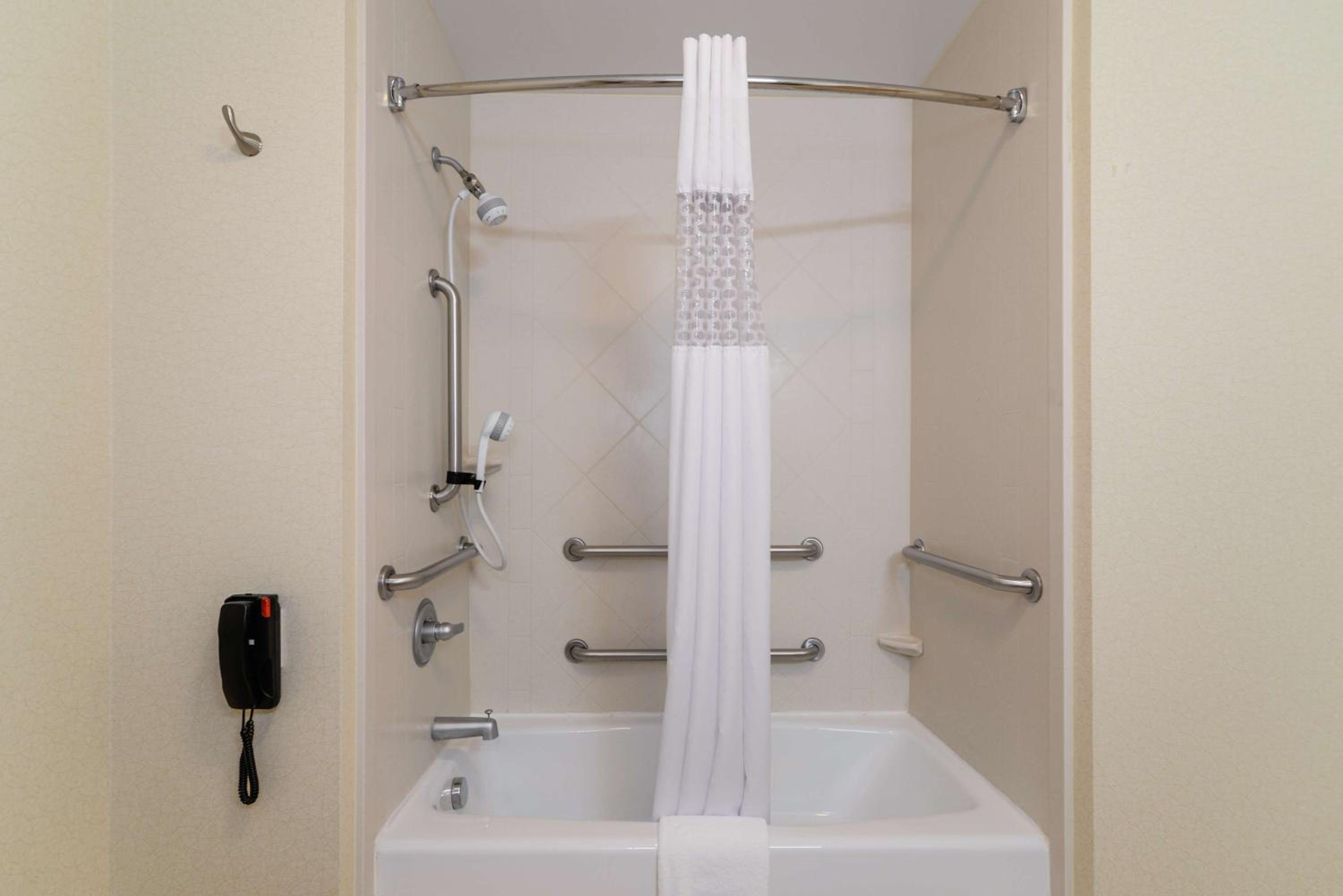 King Room with Accessible Tub - Mobility and Hearing Access/Non-Smoking - Photo 3