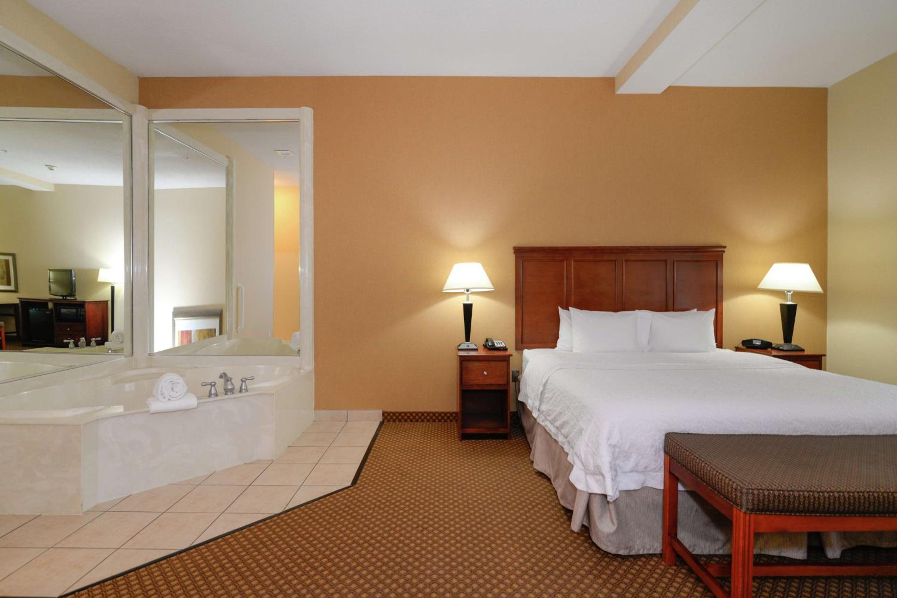 King Room with Whirlpool - Non-Smoking - Photo 4