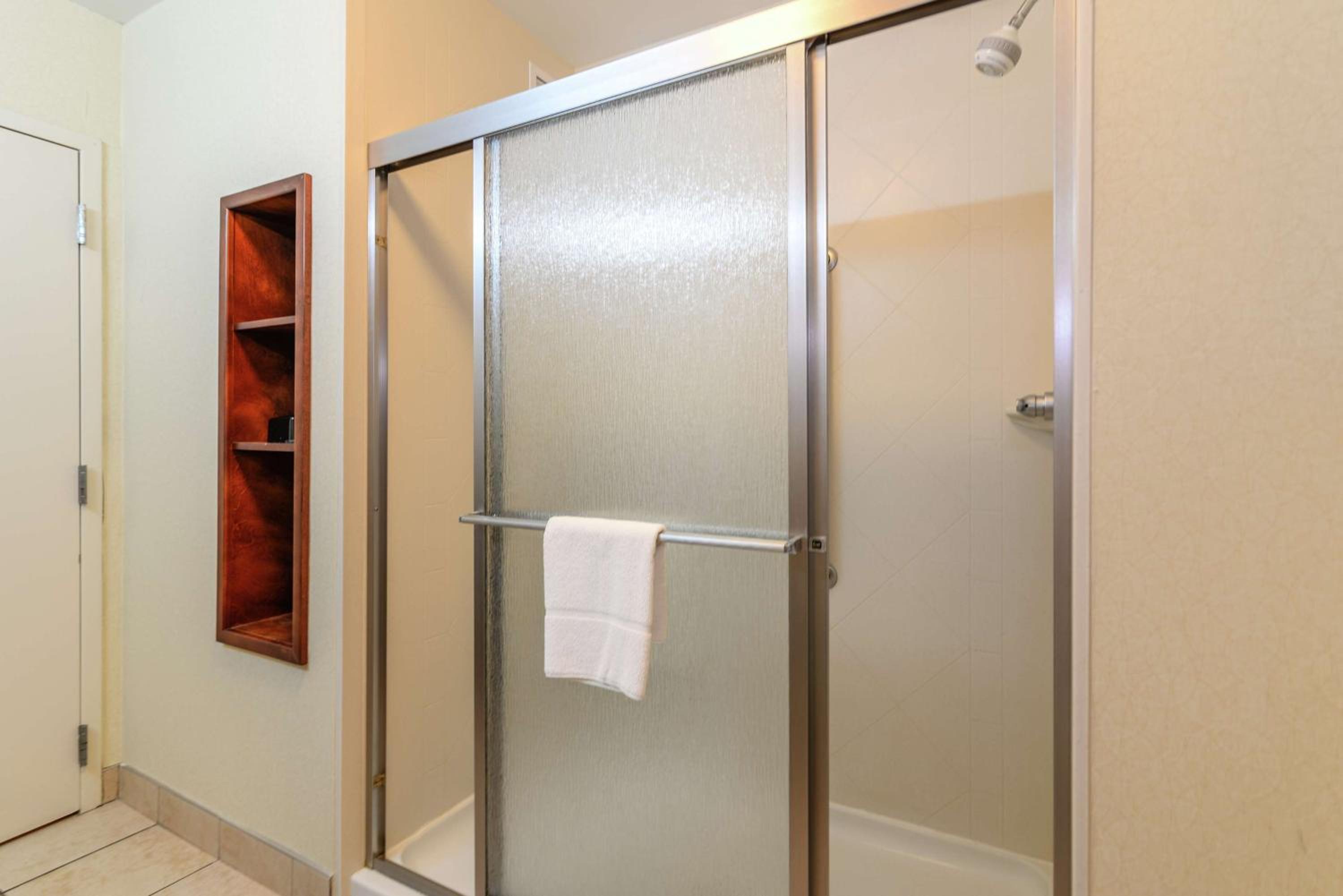 Standard King Room with Walk-in Shower - Non-Smoking - Photo 4