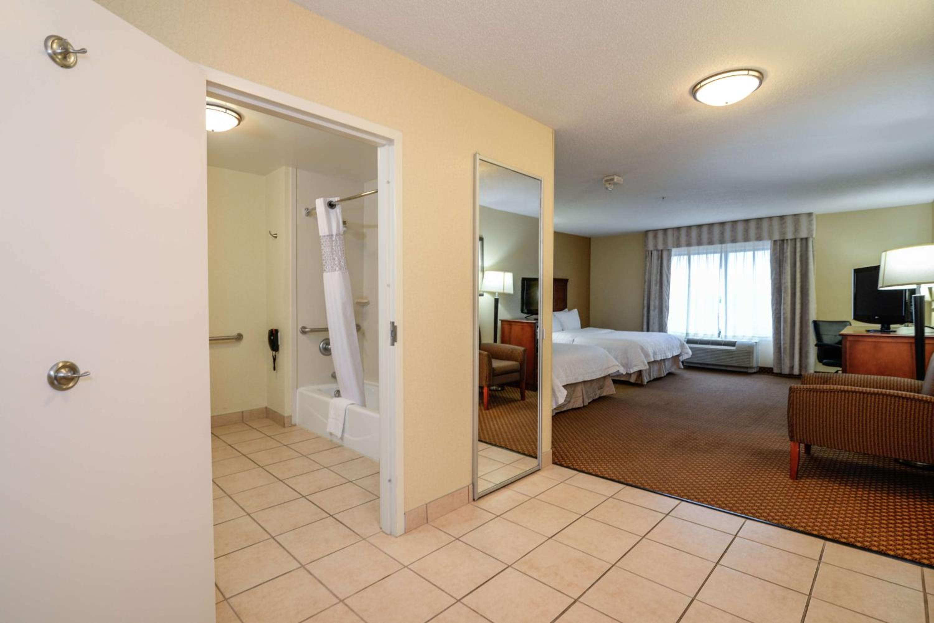 Queen Room with Two Queen Beds and Bath Tub - Mobility and Hearing Access/Non-Smoking - Photo 1