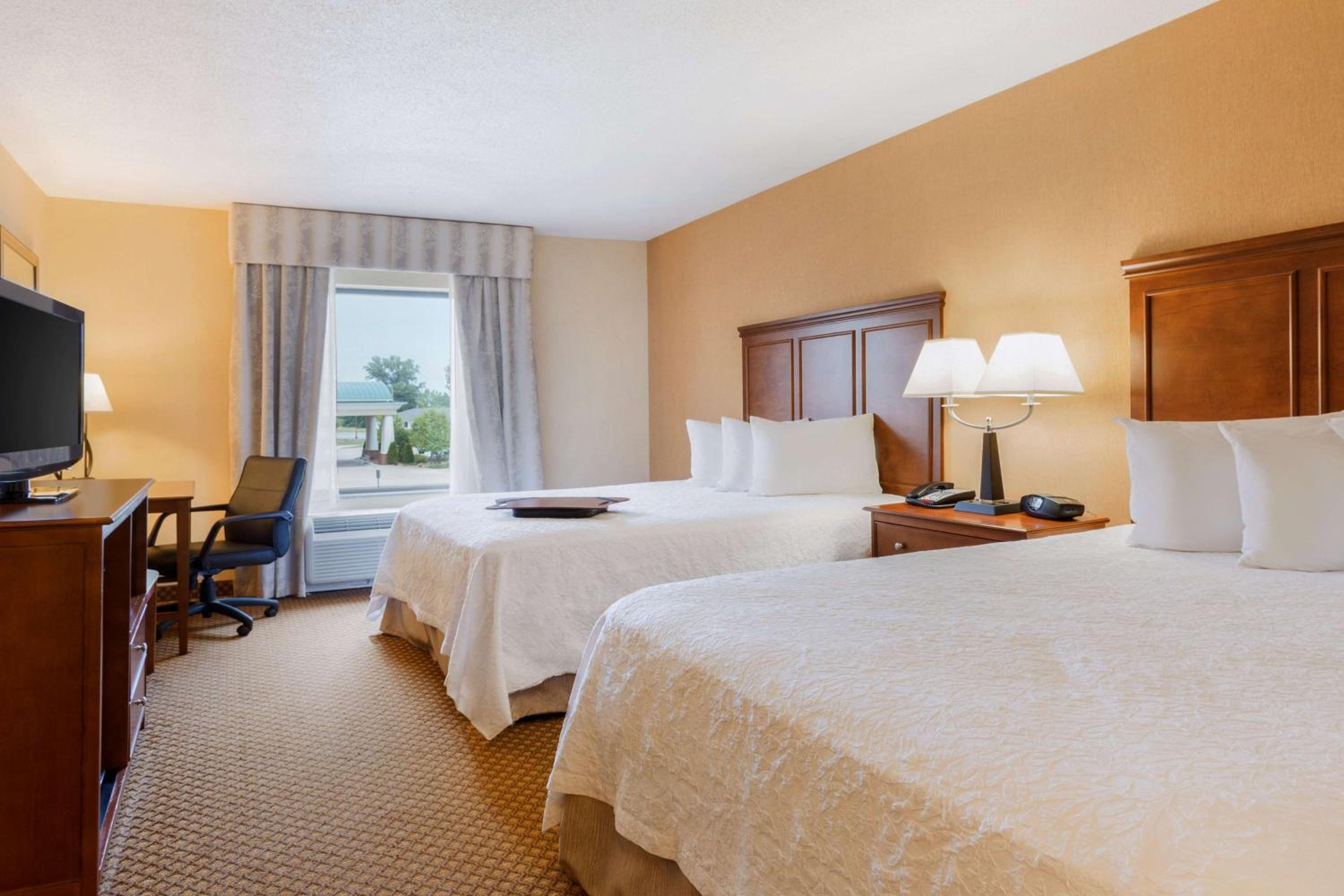 Queen Room with Two Queen Beds and Bath Tub - Mobility and Hearing Access/Non-Smoking - Photo 2