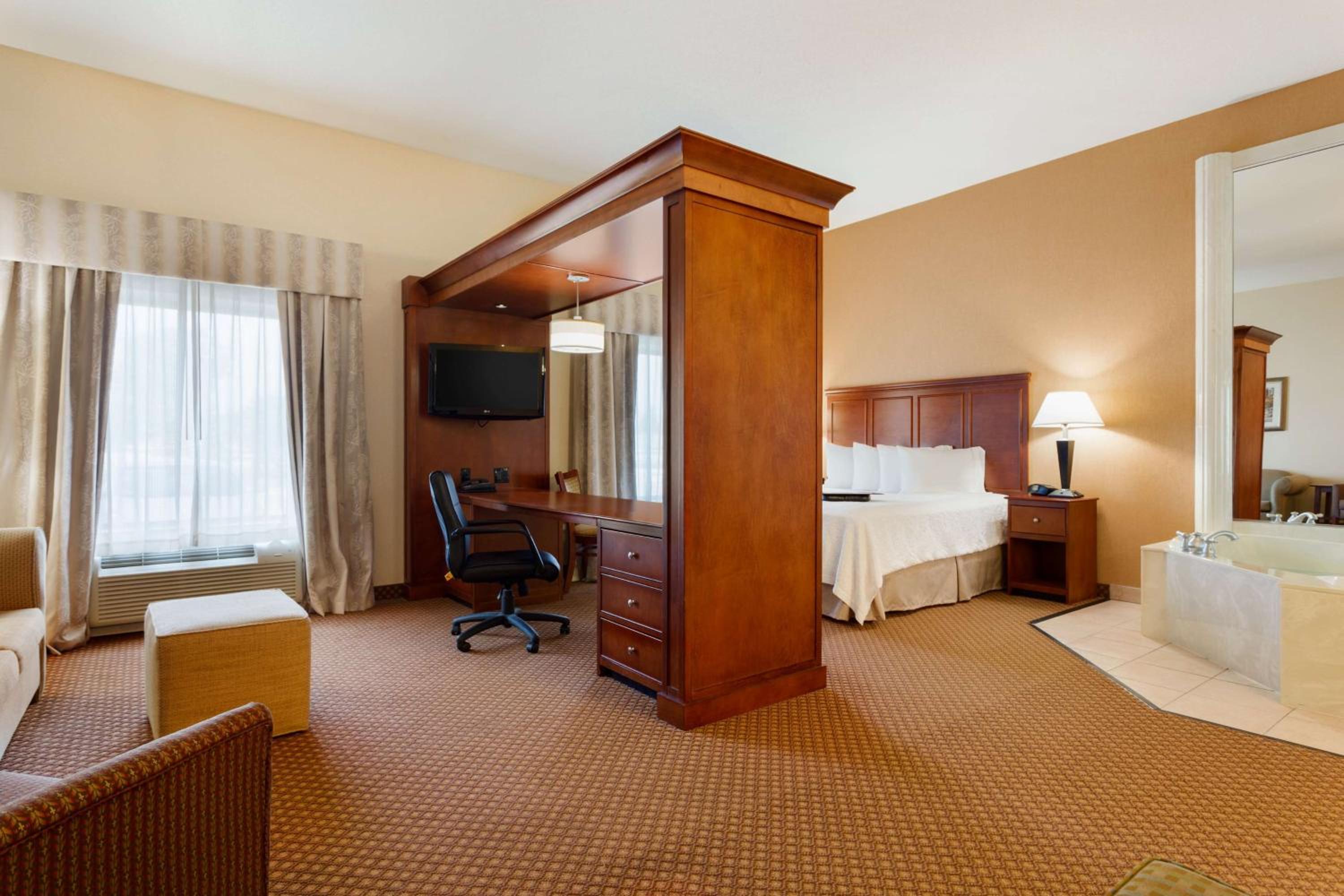 King Room with Whirlpool - Non-Smoking - Photo 1