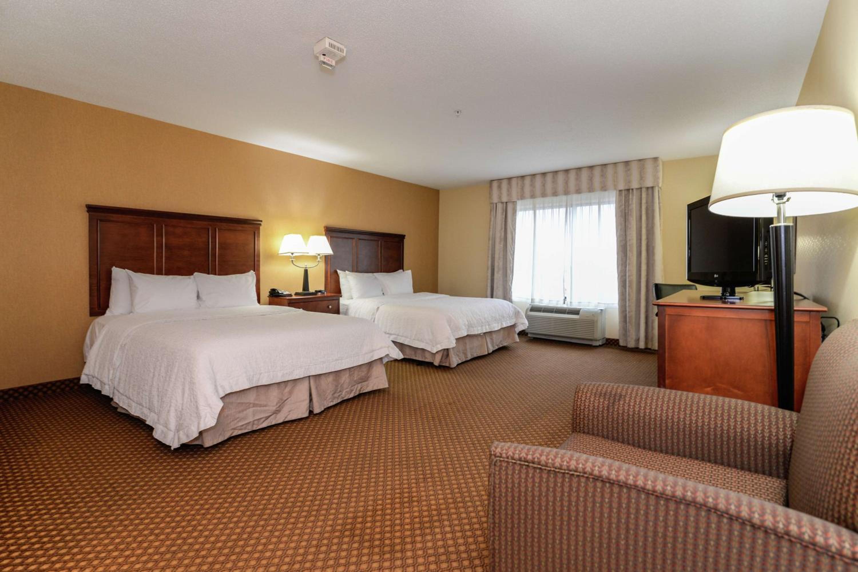 Queen Room with Two Queen Beds and Bath Tub - Mobility and Hearing Access/Non-Smoking - Photo 3