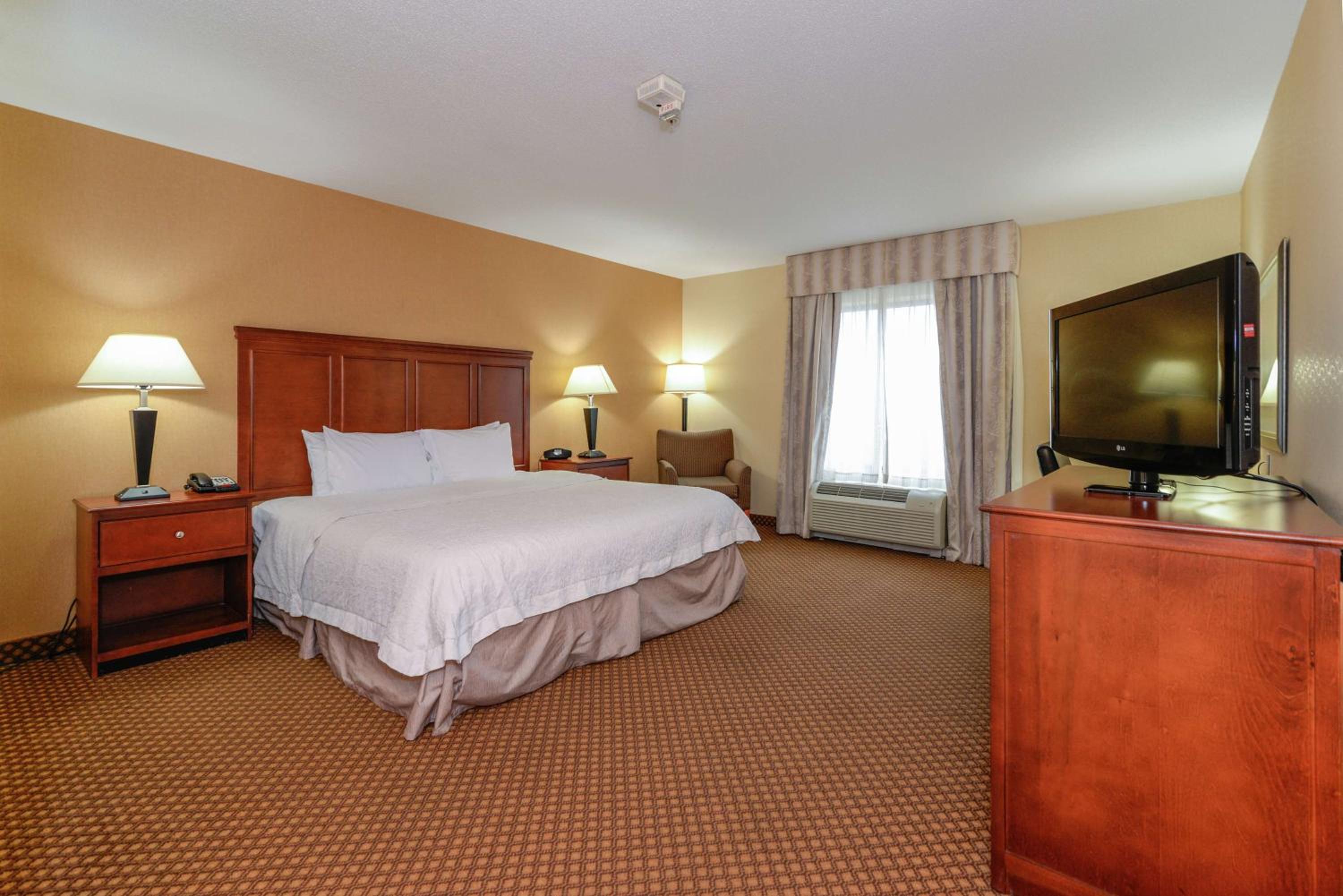King Room with Accessible Tub - Mobility and Hearing Access/Non-Smoking - Photo 2
