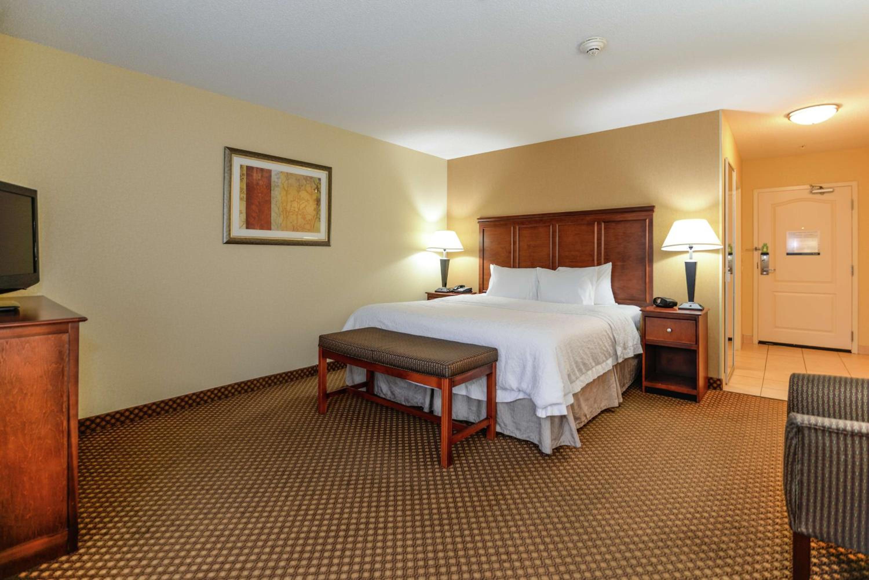 Standard King Room with Walk-in Shower - Non-Smoking - Photo 2