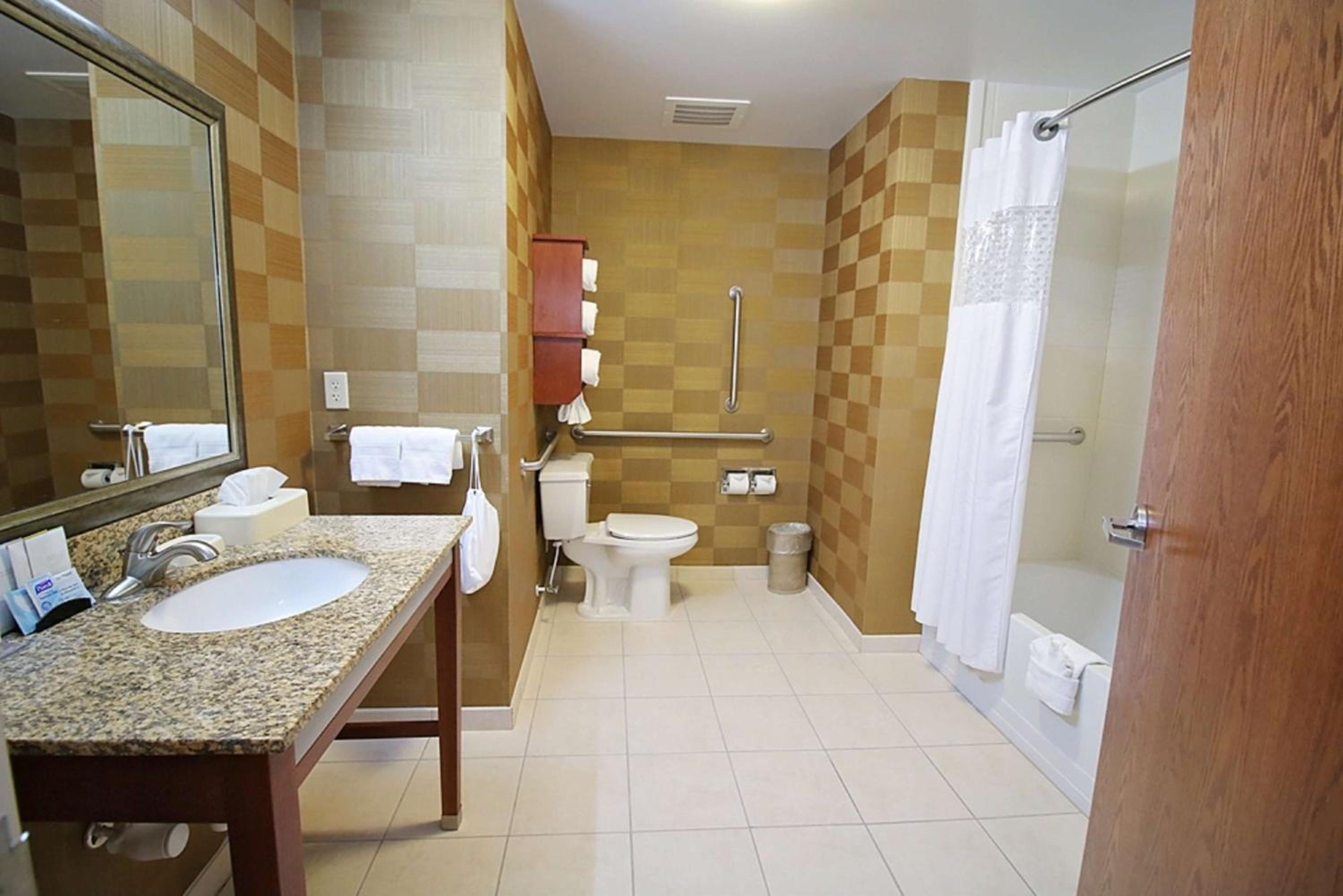 Queen Room with Two Queen Beds - Mobility and Hearing Access/Non-Smoking photo 3